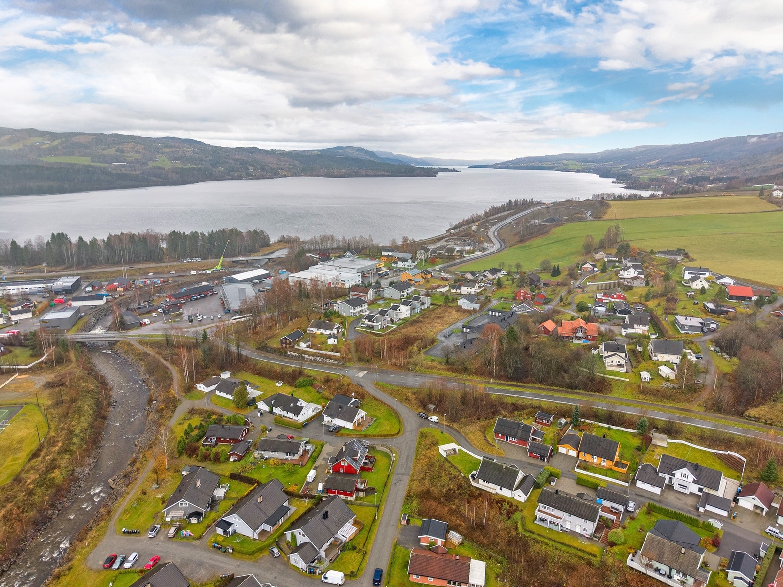 Det er også gode kollektivforbindelser med busstopp kun ca. 150 meter unna, som gir hyppige avganger og enkel tilgang til alle Mjøsbyene. Galleribilde