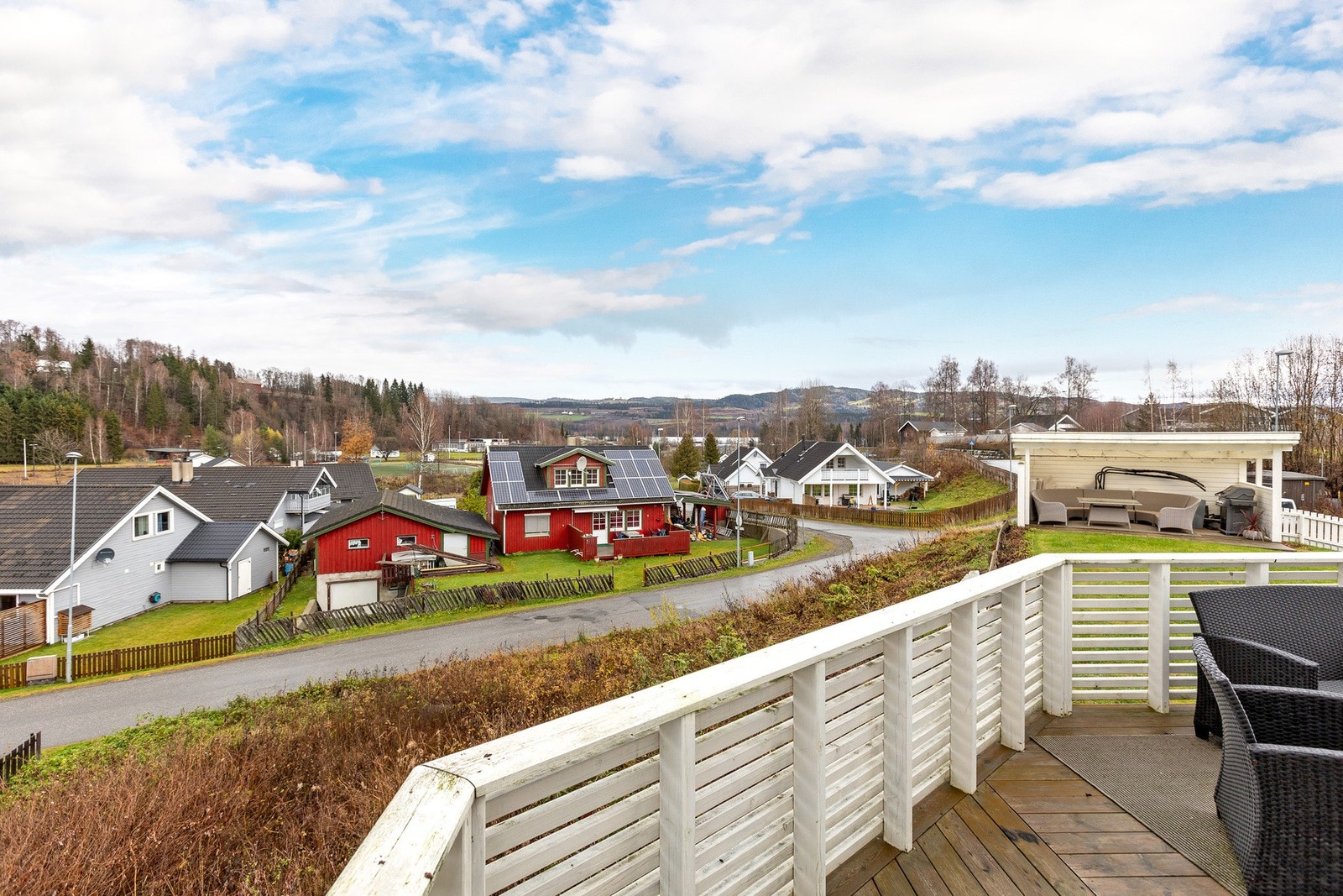Solrikt med fint utsyn over nærområdet Galleribilde
