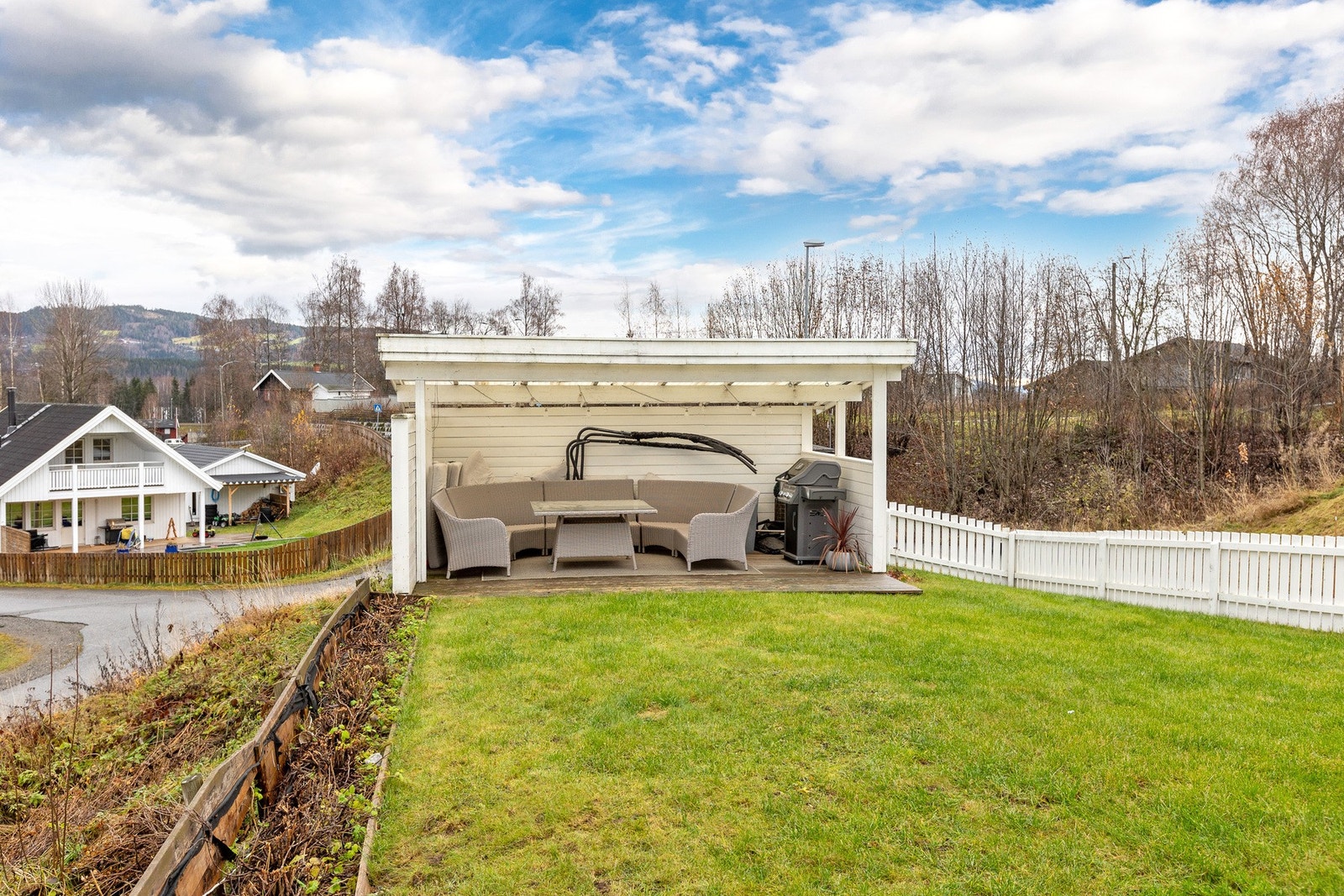 Det gjøres oppmerksom på at den åpne hagestuen og lekestuen er plassert utenfor tomtegrensen. Arealet er et friområde og tilhører Lillehammer kommune. Galleribilde