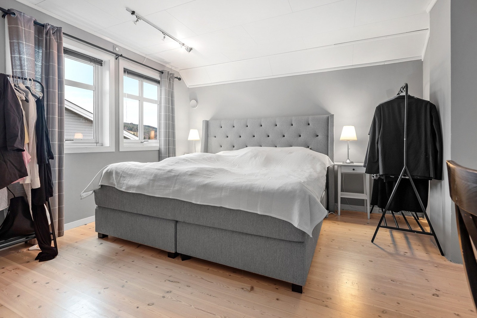 Dagens rominndeling i 2. etg er trapperom, 3 soverom og bod med skråtak. Galleribilde