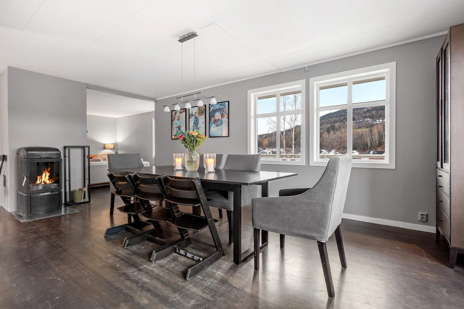 Boligen byr på gjennomgående gode løsninger, romslige oppholdsrom Galleribilde