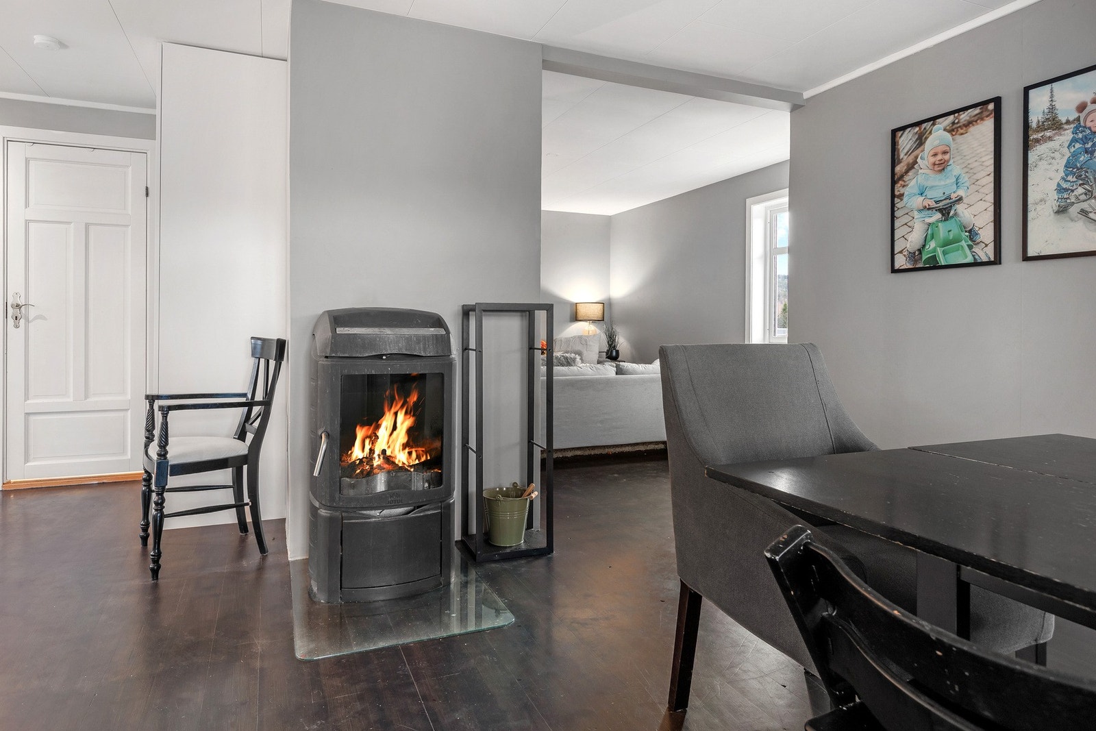 Det er en nyere varmepumpe plassert i stua i tillegg til peisovn. Varmekabler i gulv på begge bad i 1. etasje. Forøvrig enkelte panelovner. Galleribilde