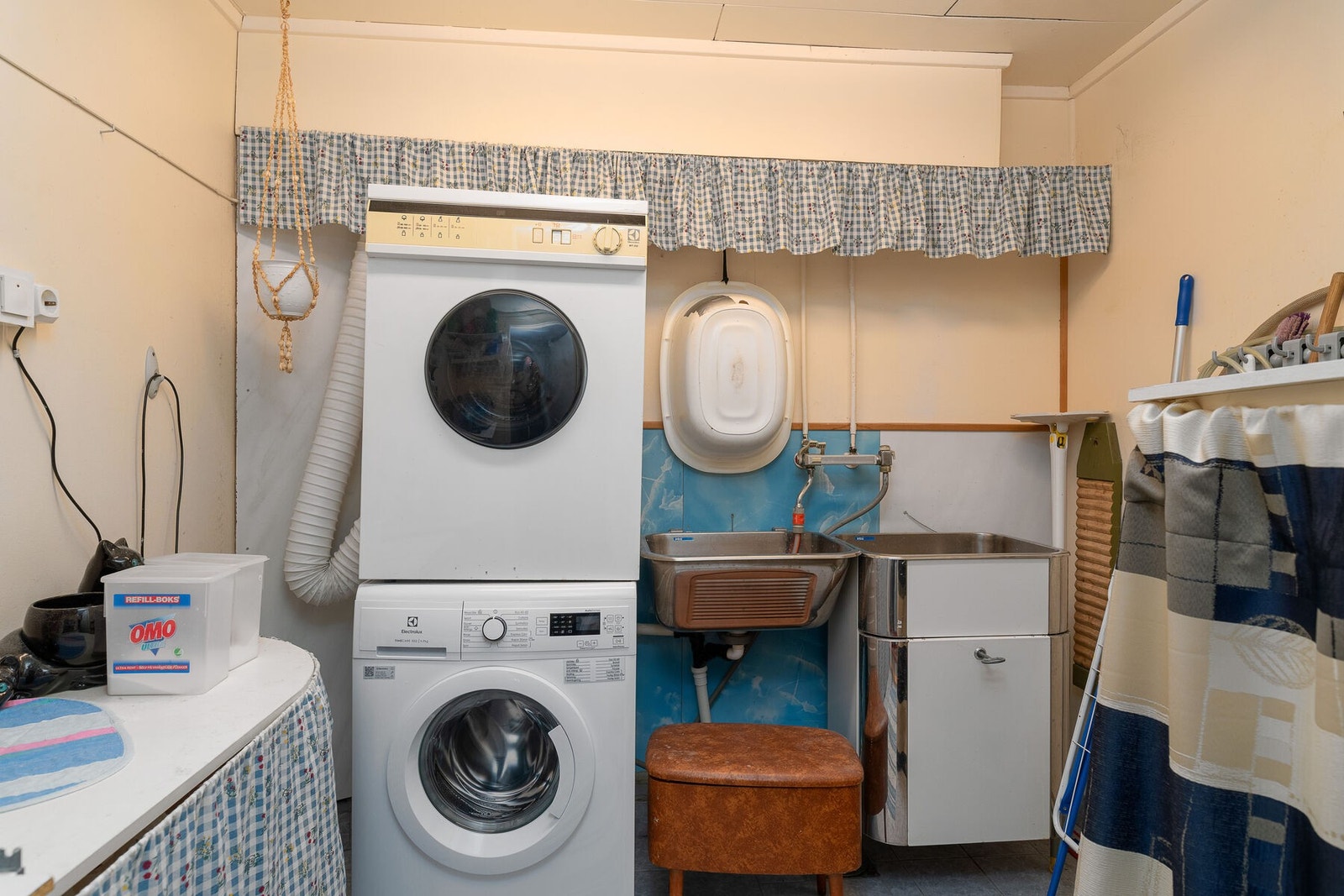 Praktisk separat vaskerom, utstyrt med skyllekar i stål og opplegg for vaskemaskin. Galleribilde