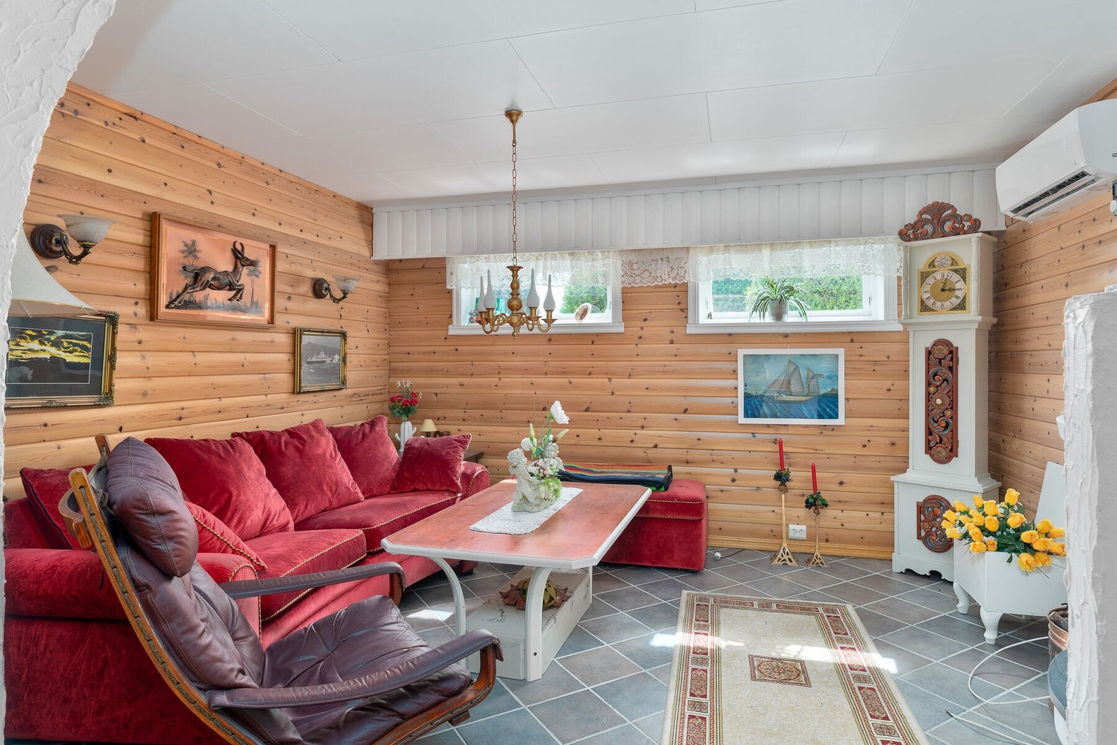 Koselig kjellerstue med peis, og nyere varmepumpe. Vinduer tilfredsstiller ikke krav for rom til varig opphold. Galleribilde