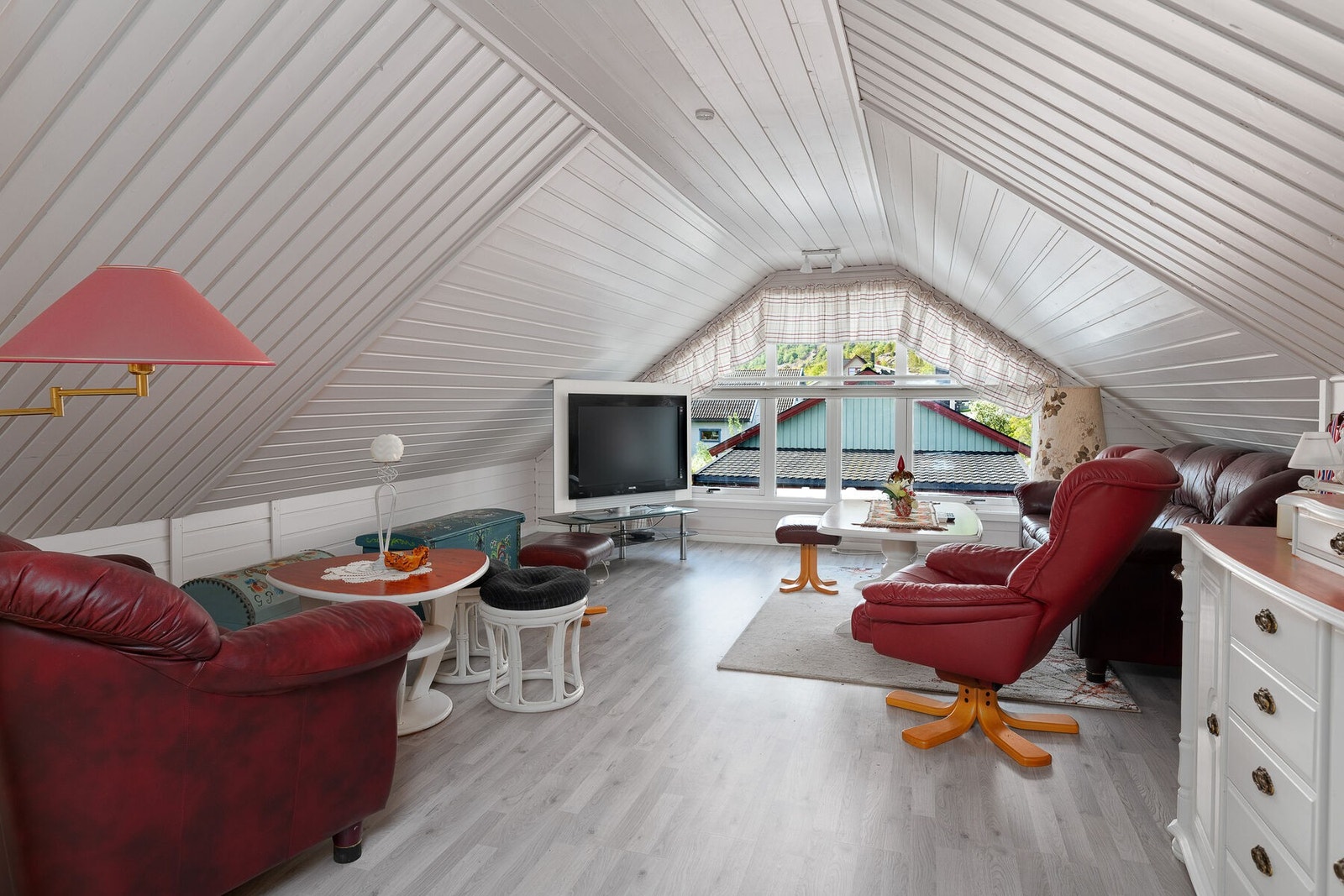 En lys og hyggelig loftstue med gode innredningsmuligheter. Galleribilde