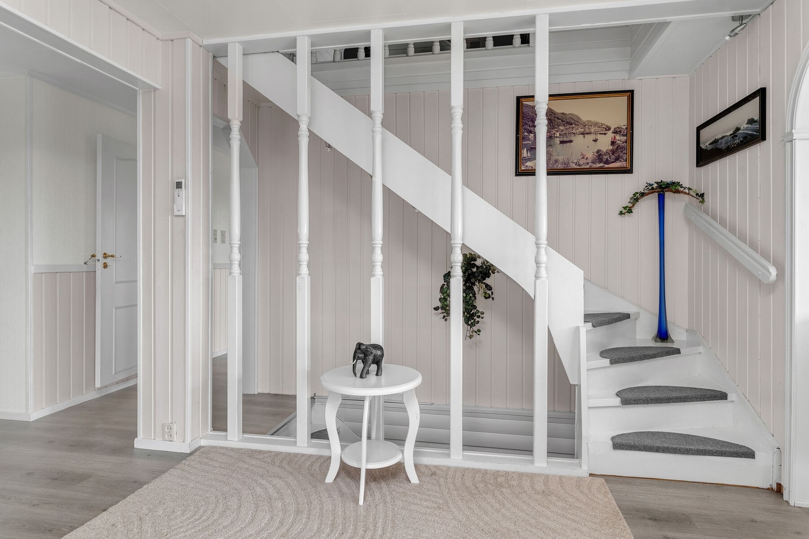 Trapp til 2. etasje og U. etasje. Galleribilde