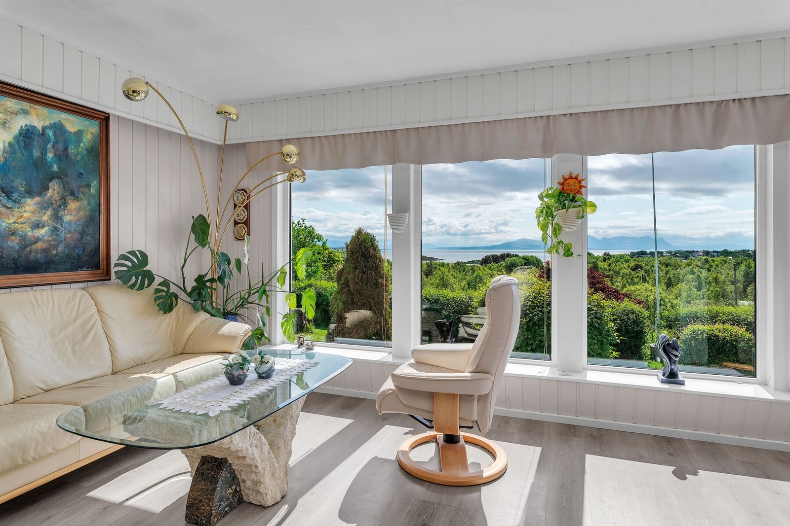 Innholdsrik enebolig med garasje, grillhytte og flott uteområde | Beliggenhet i høyden med fin utsikt og god solgang Galleribilde