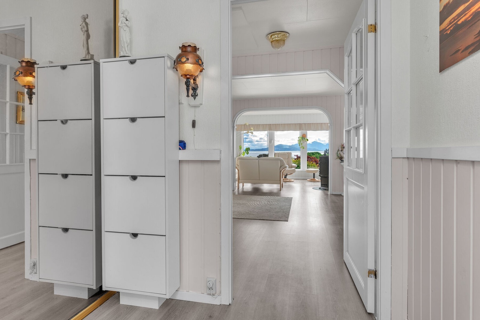 Vindfang med skyvedørsgarderobe. Galleribilde