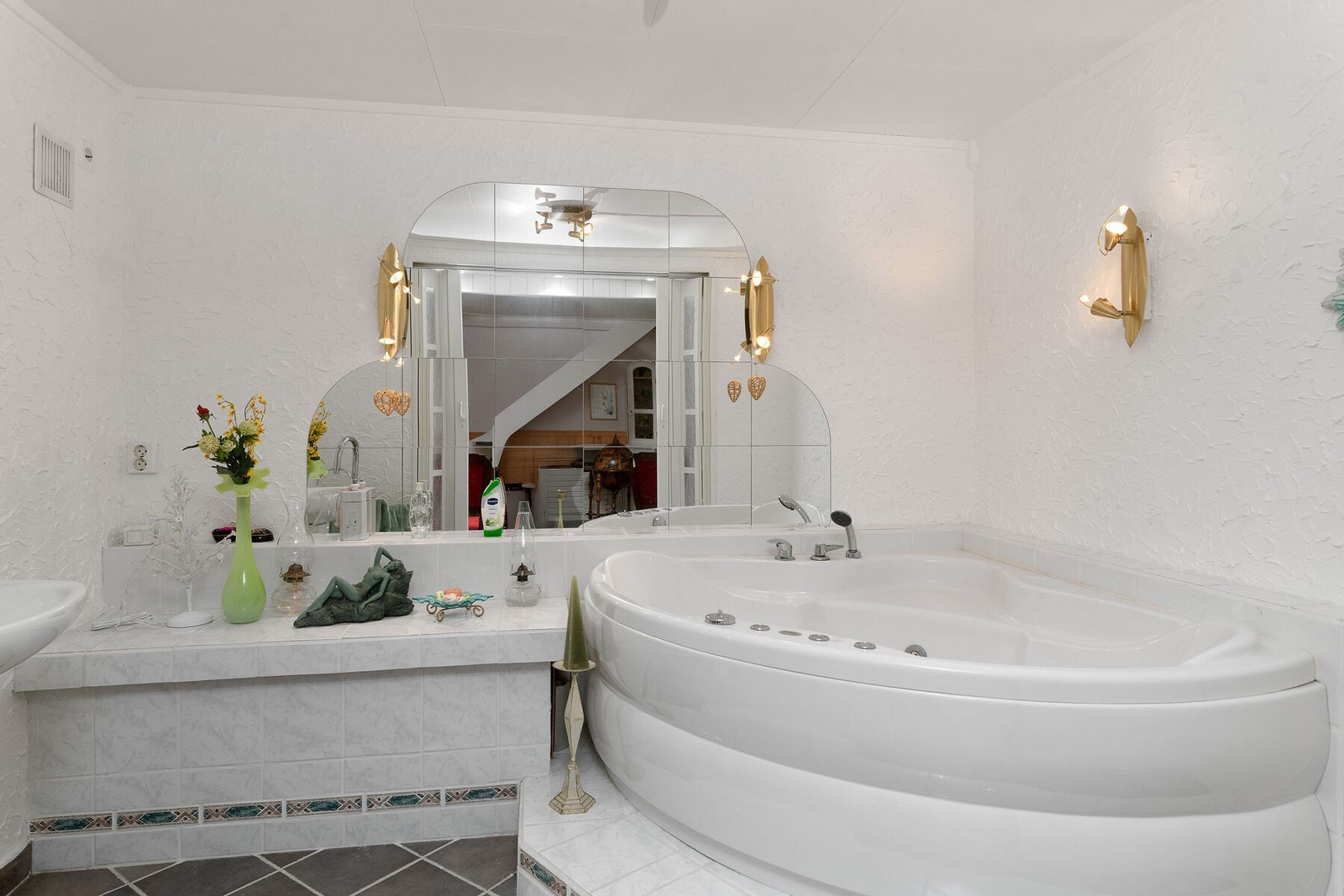 I tilknytning til kjellerstuen er det etablert et "annet våtrom" med vegger som er dels utført med fliser og dels med malt overflate, og fliser på gulv med elektrisk gulvvarme. Galleribilde