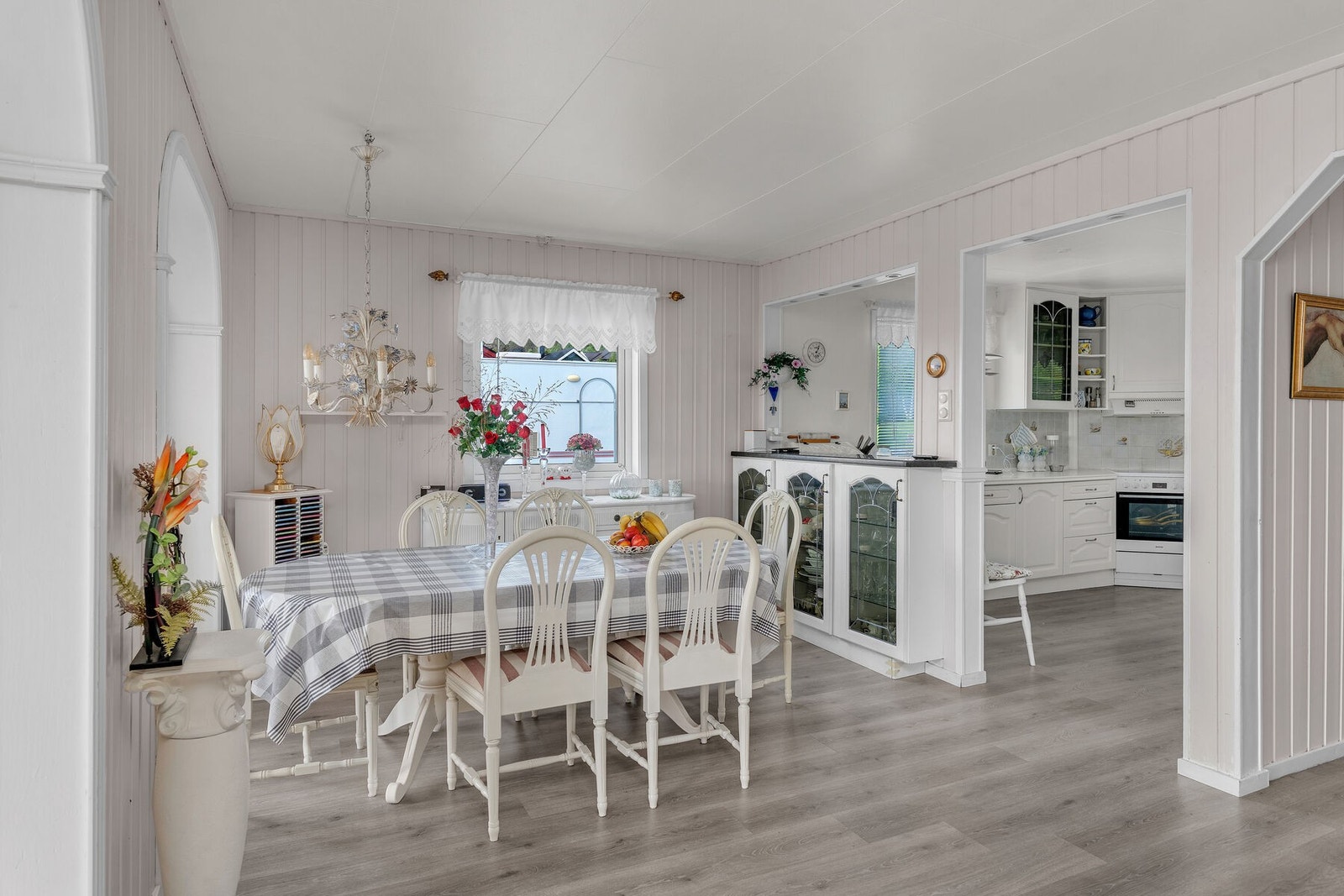 Stue og kjøkken i en delvis åpen løsning. Galleribilde