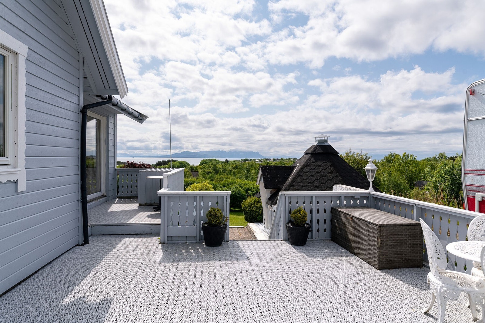 Romslig terrasse vendt mot sør og vest. Galleribilde