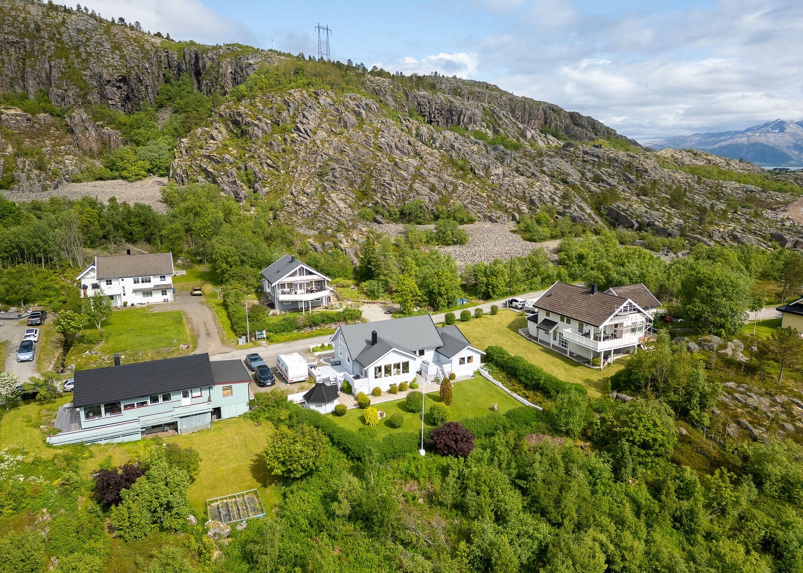 Eiendommen ligger i et meget attraktivt boligområde, ca. 3 km vest for Lødingen sentrum. Her bor du i rolige og barnevennlige omgivelser med begrenset trafikk. Galleribilde