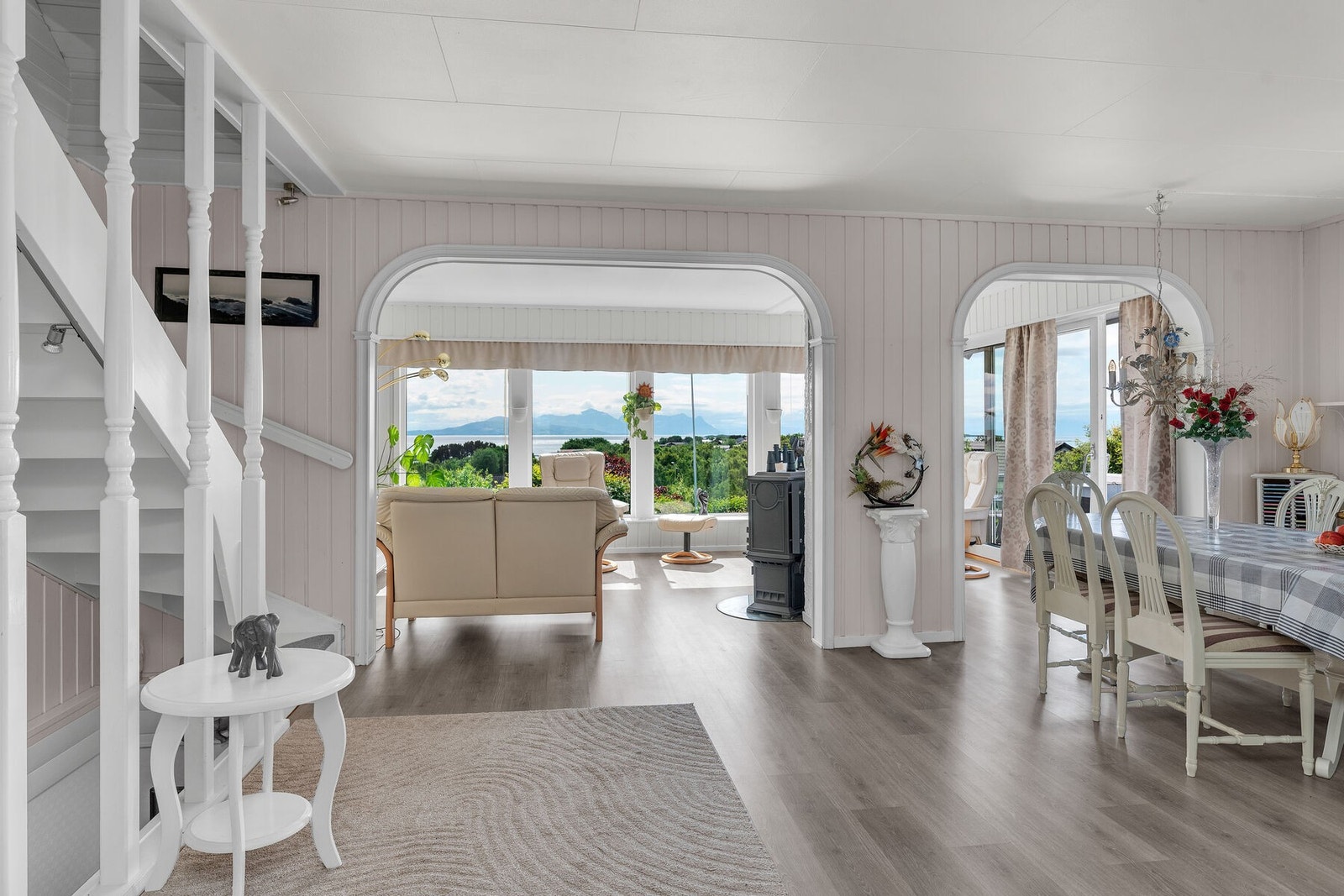 Stuen er romslig, og kan enkelt møbleres til flere ulike sosiale soner. Galleribilde