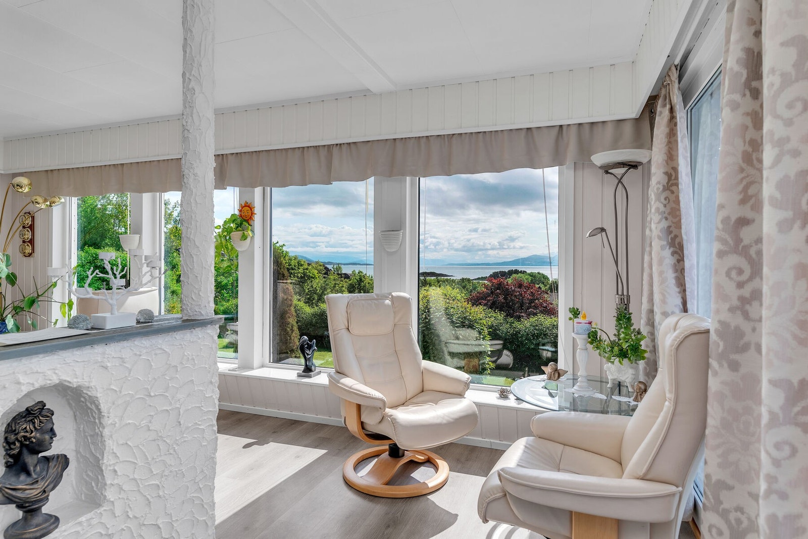 De store vindusflatene sørger for meget gode lysforhold, i tillegg til flott utsyn mot omgivelsene. Galleribilde