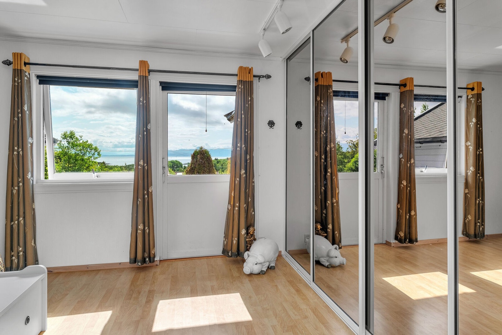 Hovedsoverommet har utgang til balkong, og er praktisk innredet med to skyvedørsgarderober. Galleribilde