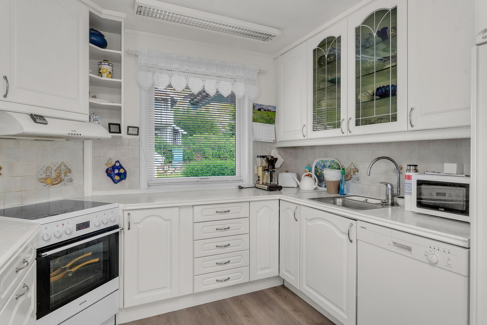 Kjøkkenet har godt med skap- og benkeplass. Galleribilde