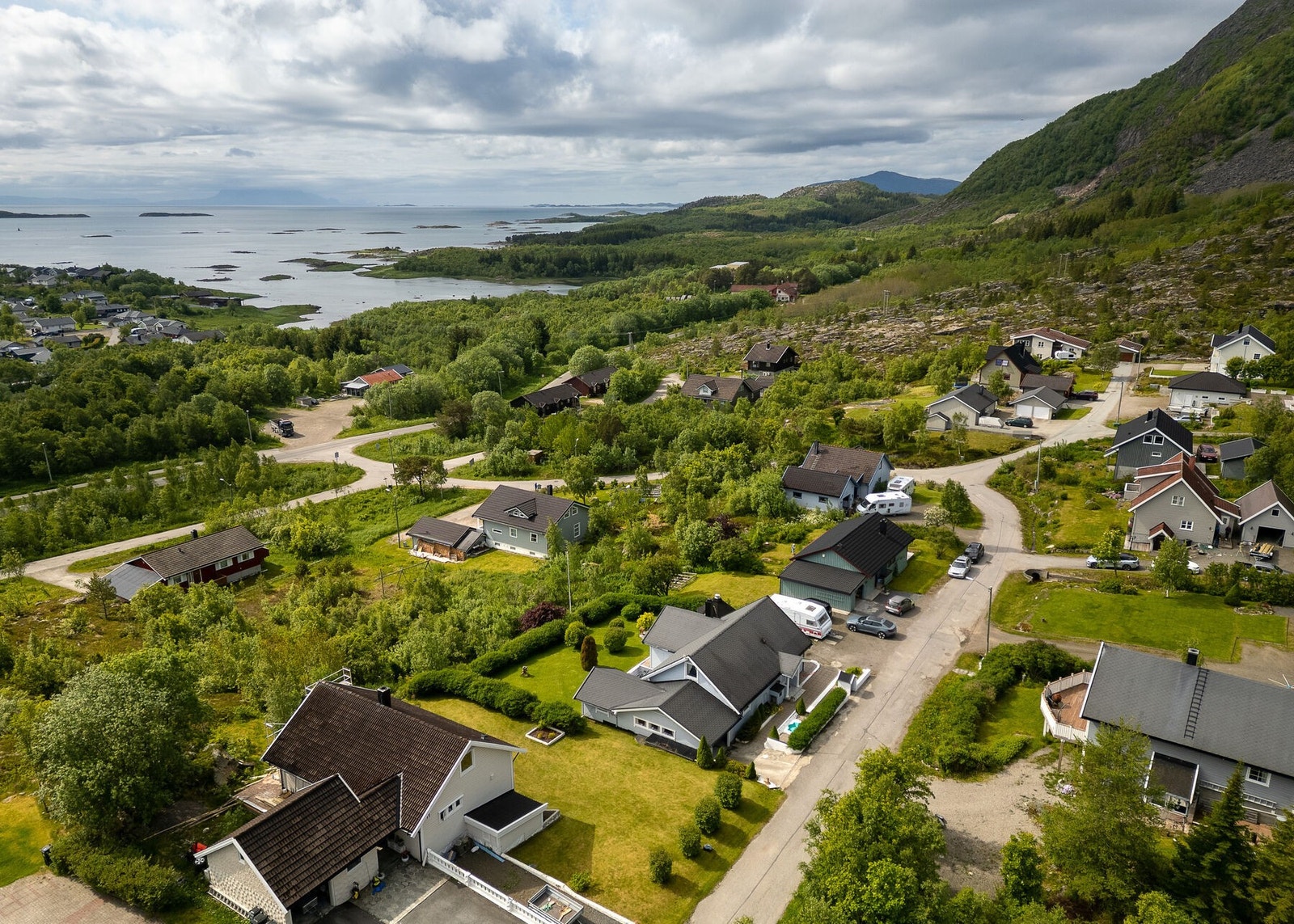 Eiendommen har beliggenhet i sørlig lett hellende terreng, i etablert og meget attraktivt boligområde, ca. 3 km vest for Lødingen sentrum. Galleribilde