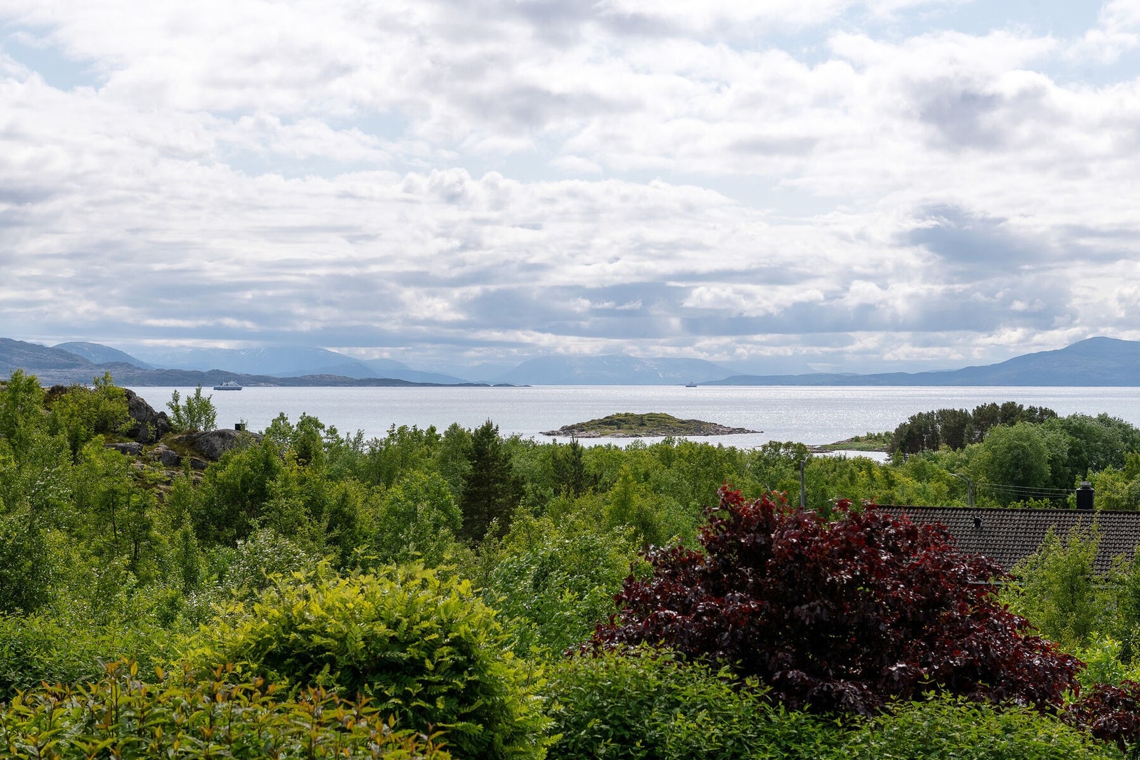 Beliggenheten høyt i terrenget, samt at eiendommen grenser mot friområde i sør, gir boligen fri og god utsikt mot sjø og fjell. Galleribilde