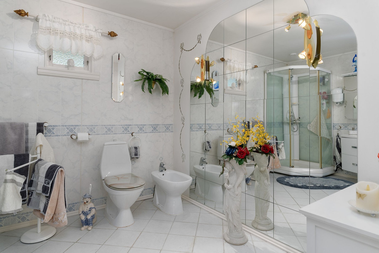 Badet er utstyrt med baderomsinnredning med nedfelt servant, toalett, dusjkabinett og bidet. Galleribilde