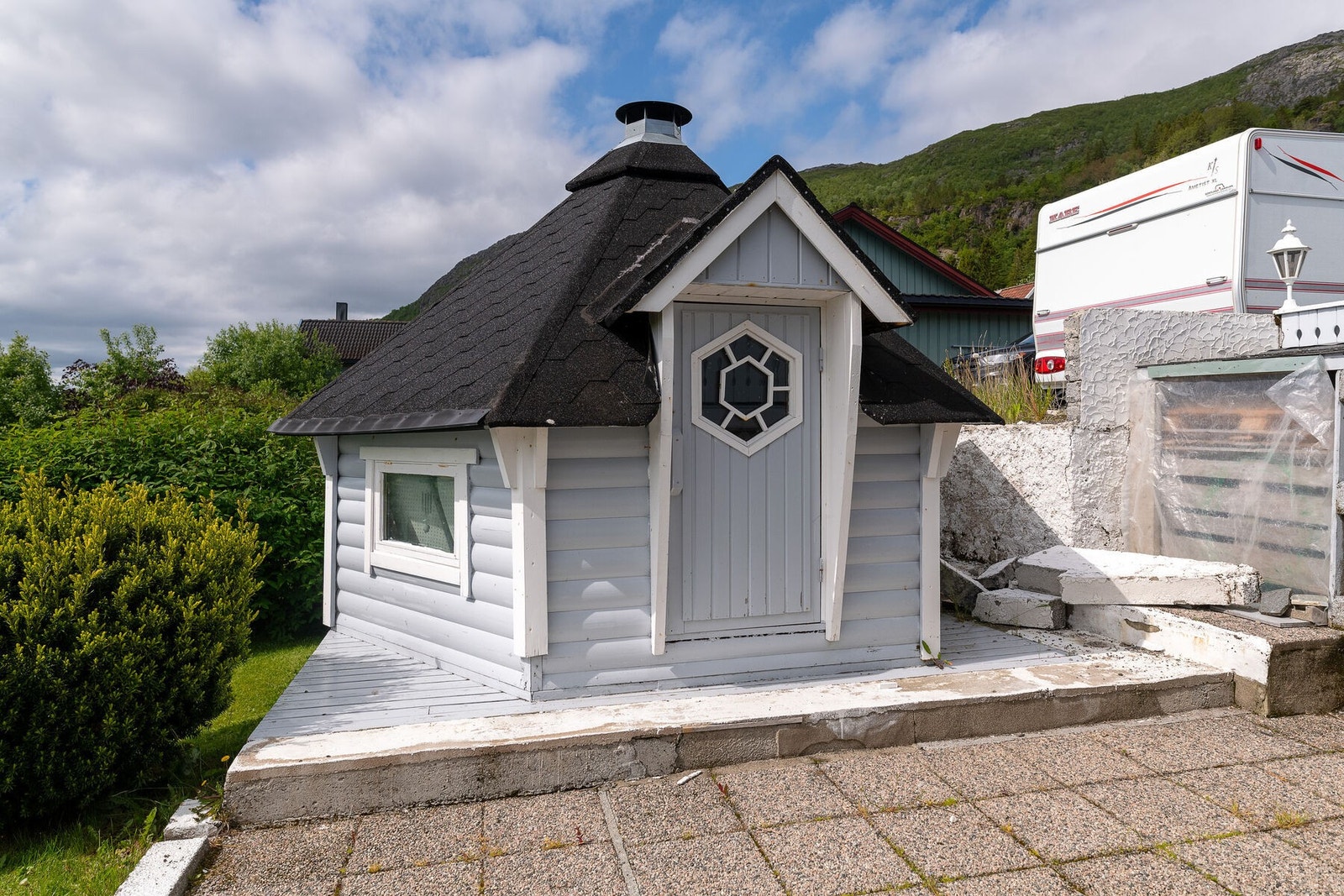 Grillhytte i hagen. Galleribilde