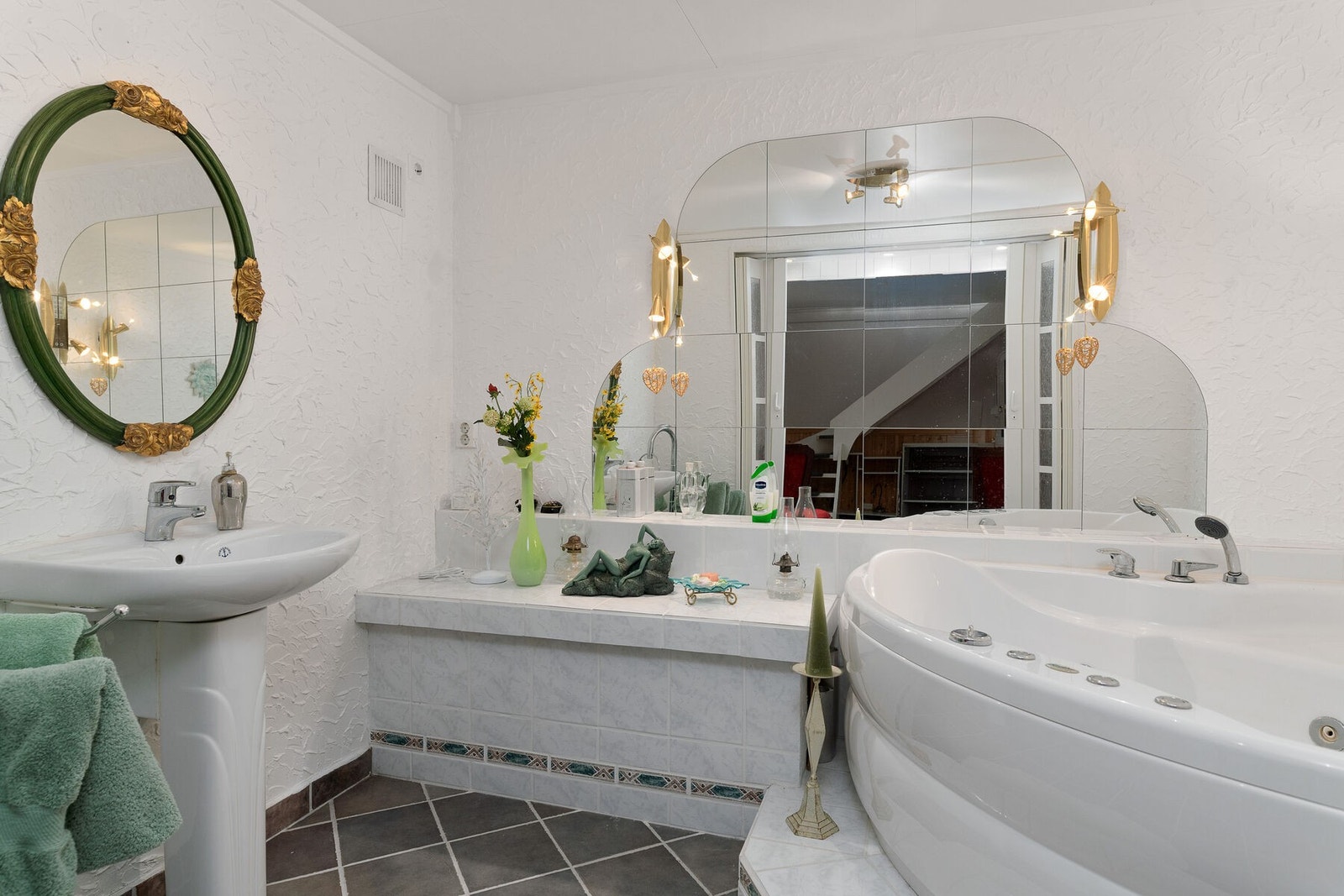 "Annet våtrom" er innredet med servant og hjørneboblekar. Galleribilde