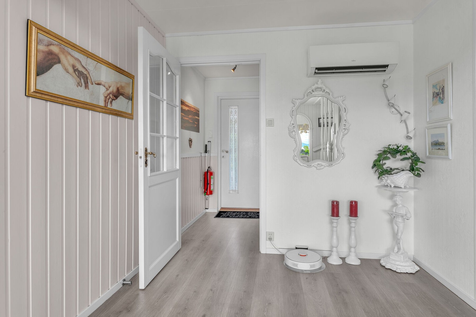 Gang og vindfang. Boligen oppvarmes med varmepumper, vedfyring og elektrisitet. Galleribilde