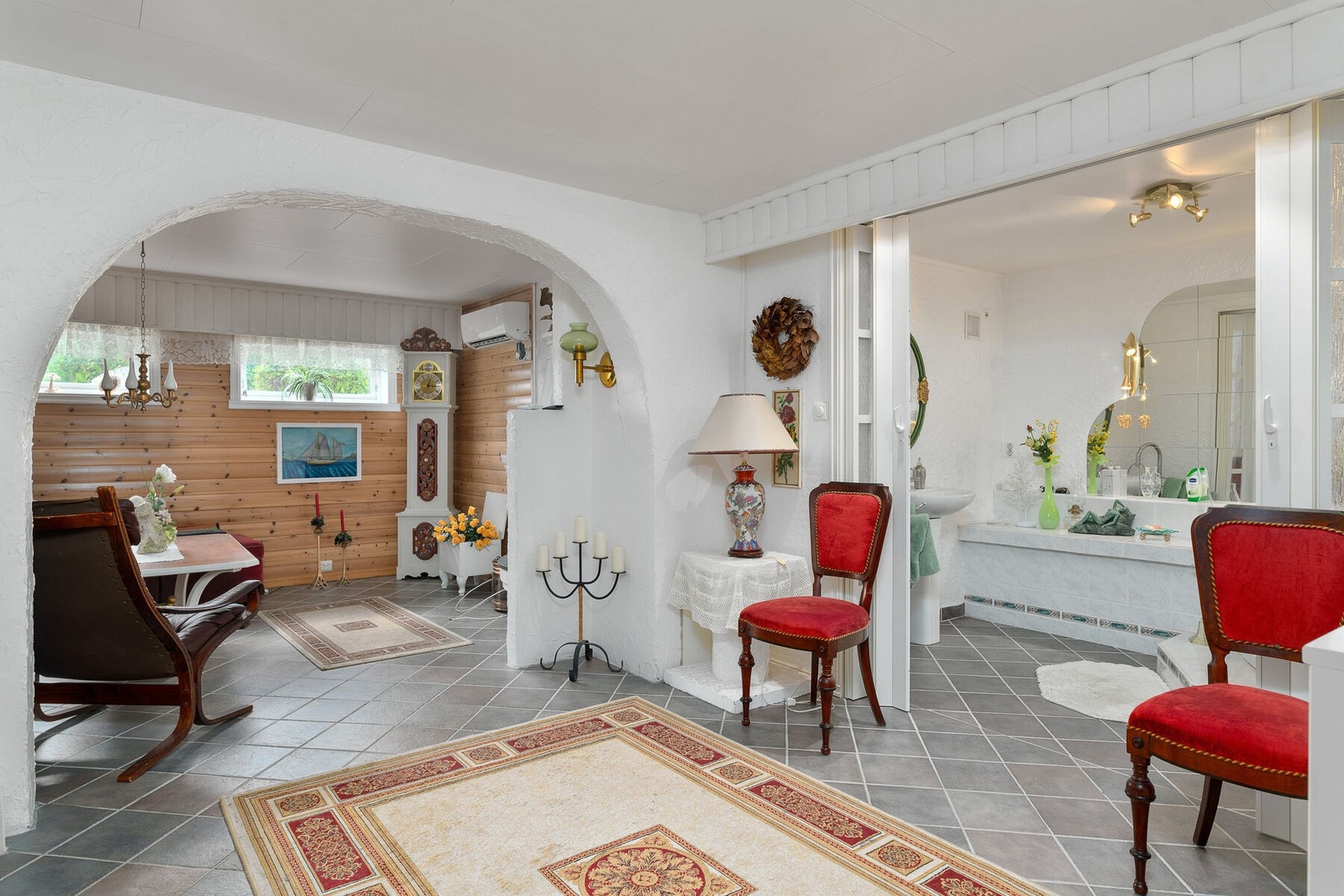 Gang med adkomst til kjellerstue, og til "annet våtrom". Galleribilde