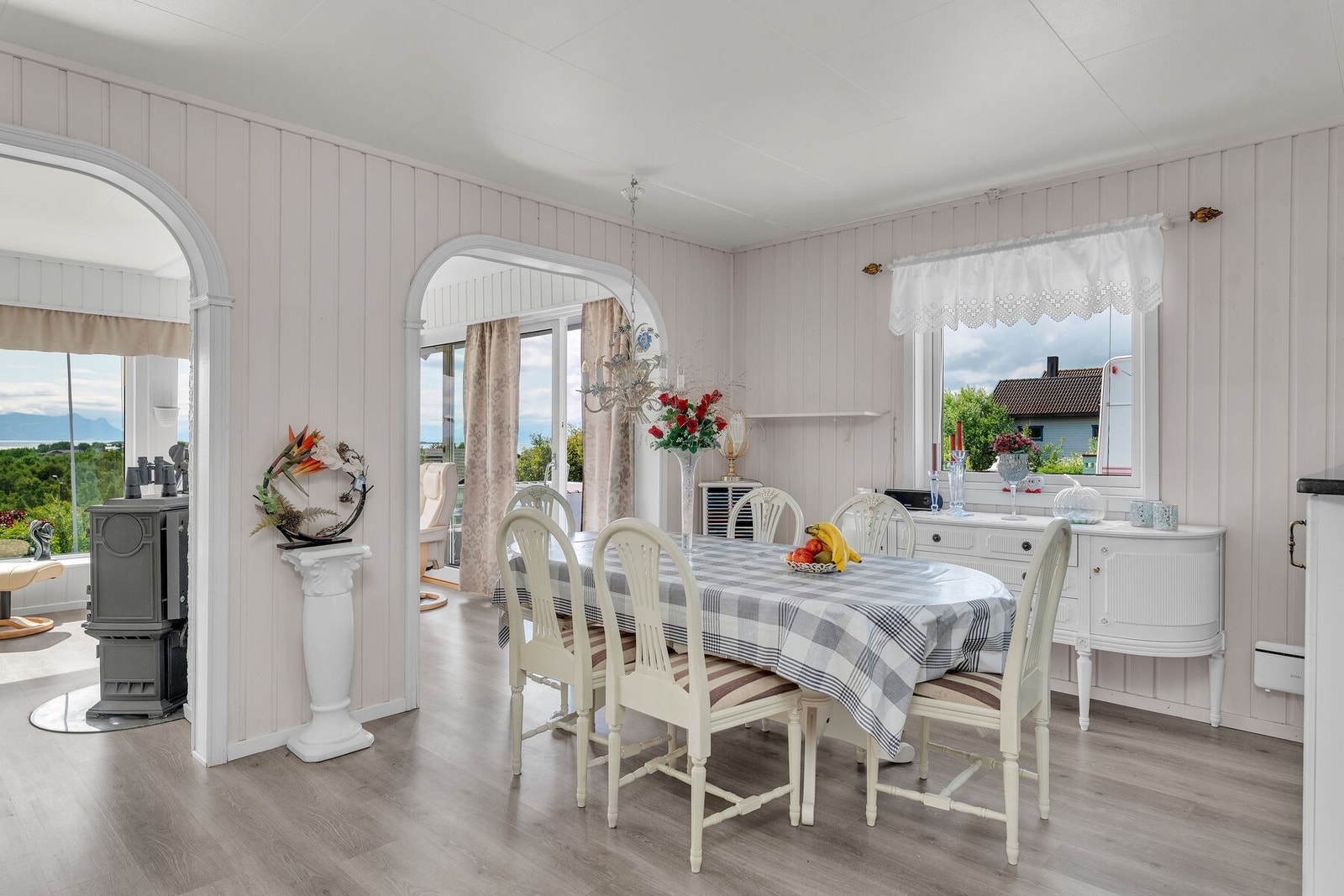 Ved inngangen til kjøkkenet er det plass til en spisegruppe. Galleribilde