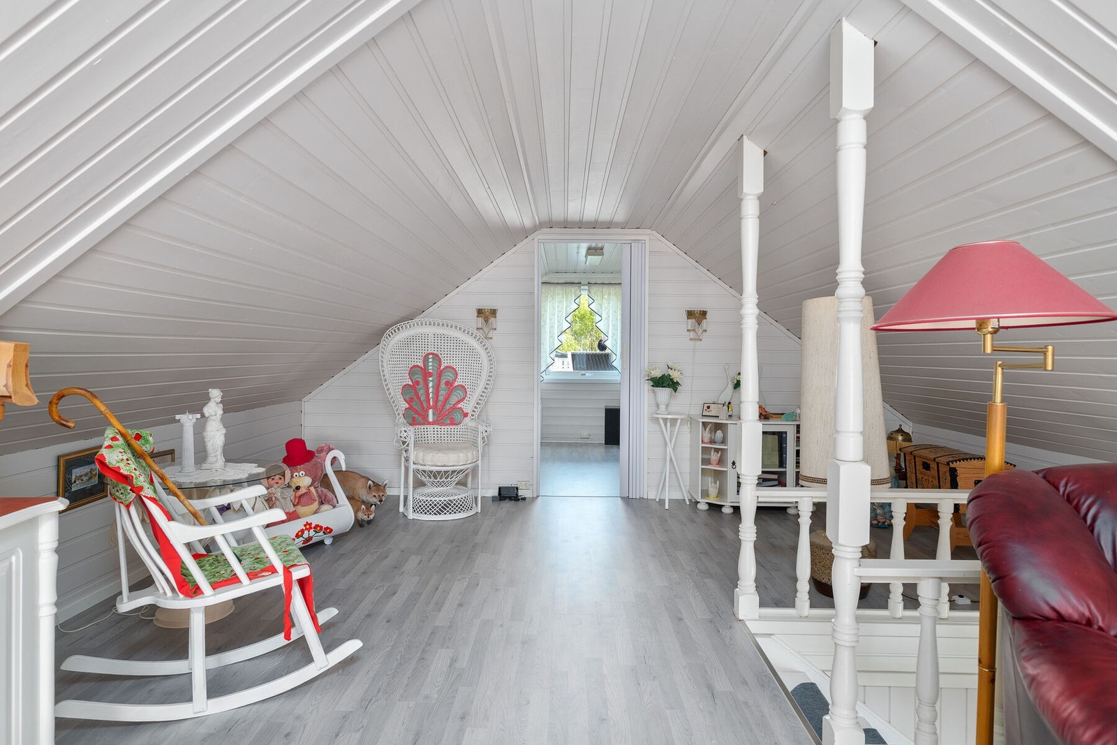 Opp trappen til 2. etasje kommer du til loftstuen. Galleribilde