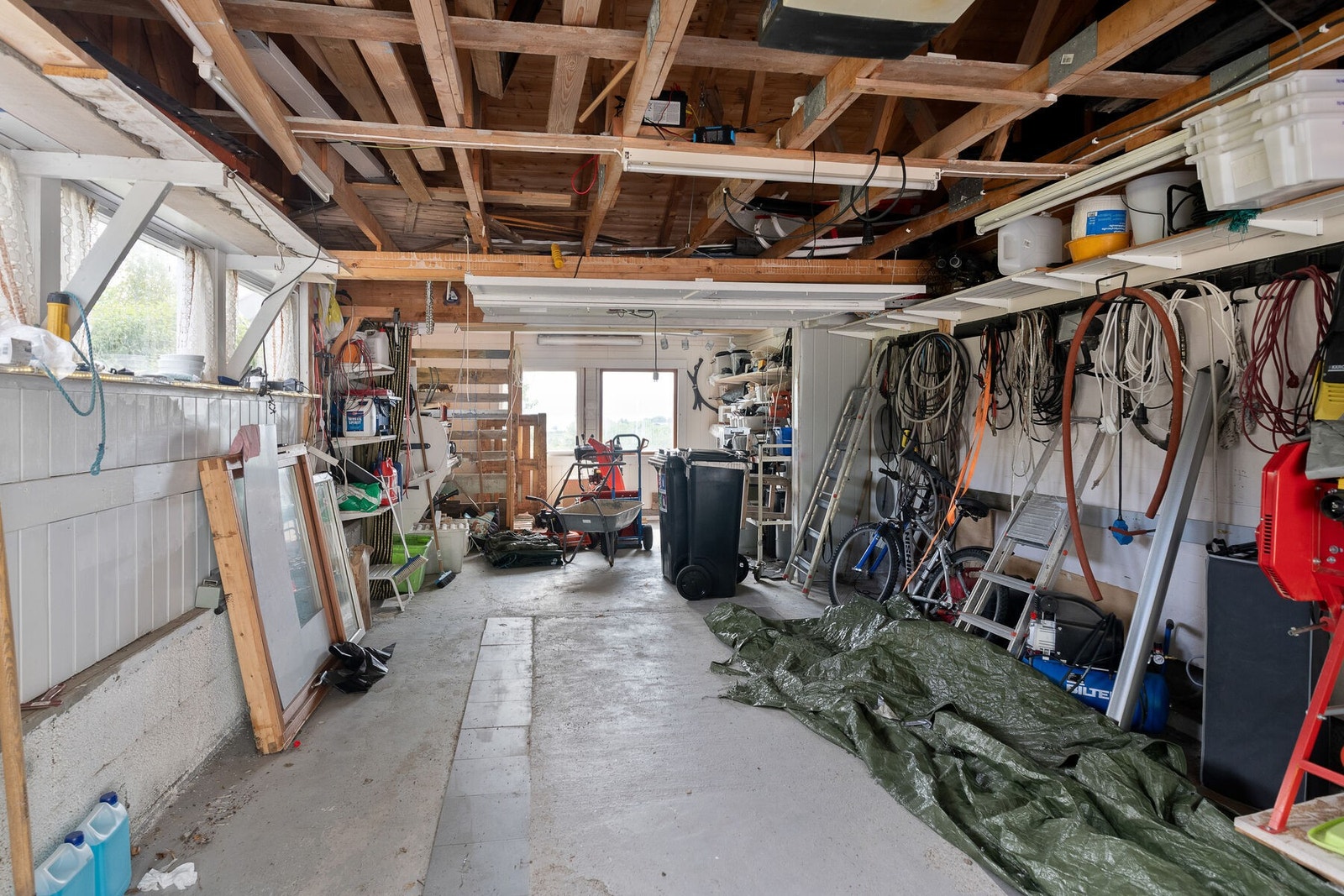 Boligen ble tilbygd med garasje i 1995. For øvrig er det parkering på gruslagt gårdsplass. Galleribilde