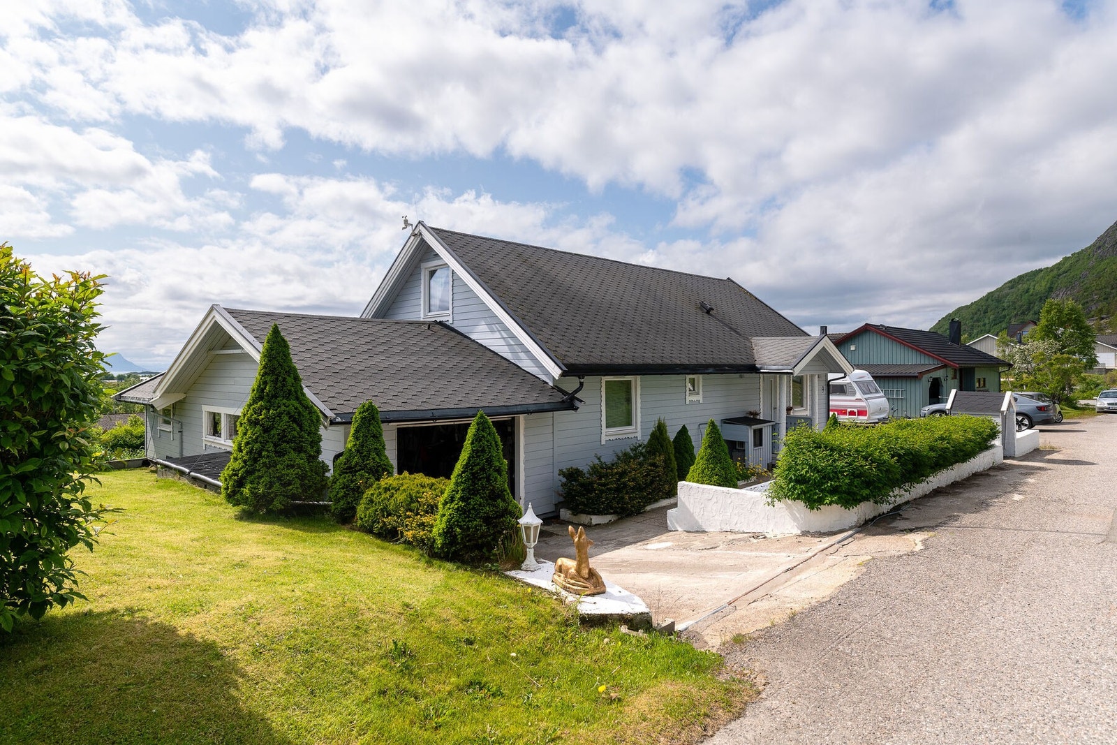 Fasade og uteområde. Taktekking på garasjen ble oppgradert i 2019, og taktekking på boligen i 2005. Galleribilde