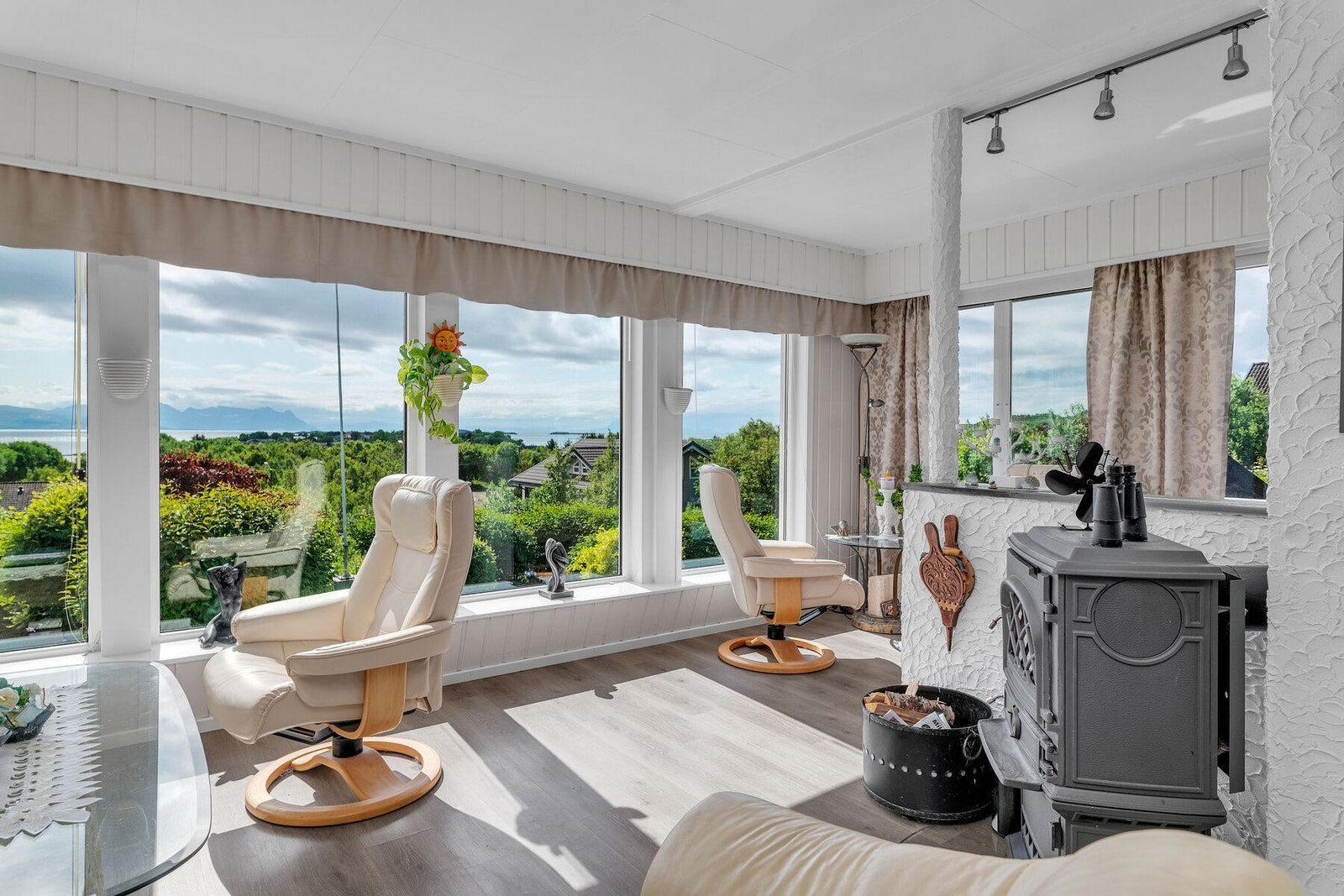 Vedovn i stuen skaper lun og koselig stemning på kaldere dager. Galleribilde