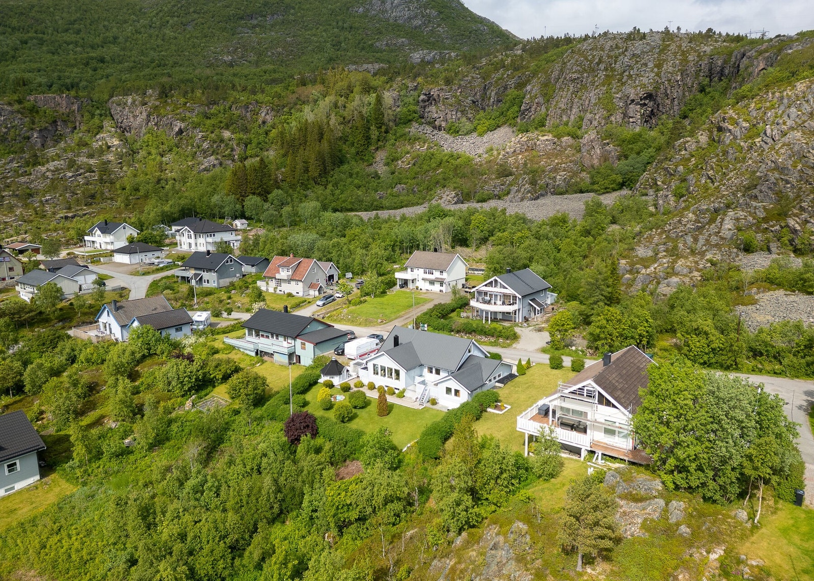 Eiendommen sett fra lufta og nærområdet rundt. Solåpen tomt med fri og god utsikt mot sjø og fjell. Galleribilde