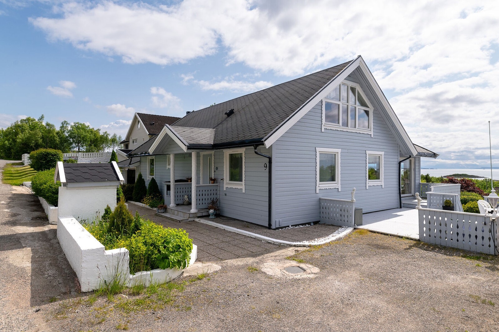 Boligen ble oppført i 1986, tilbygd i 1995 og fremstår som velholdt, men vedlikehold og påkostning kan påregnes. Galleribilde