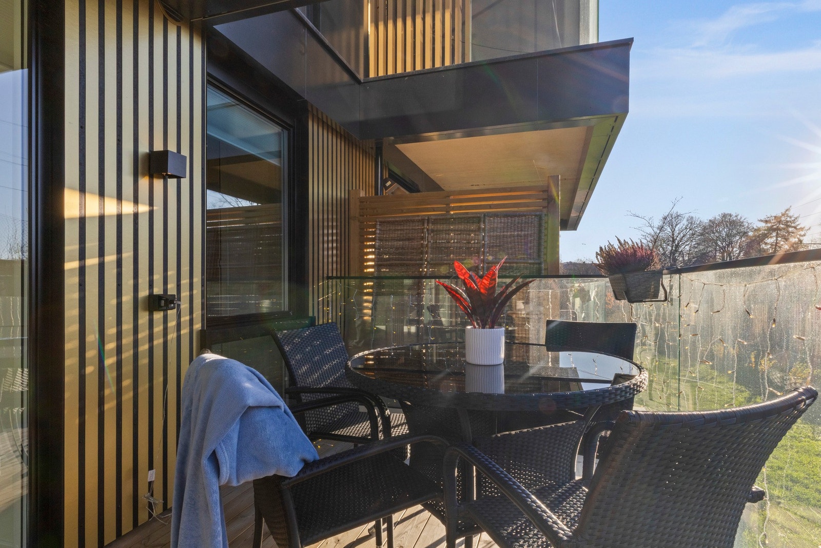 Balkongen blir en naturlig forlengelse av stuen på sommerstid. Galleribilde