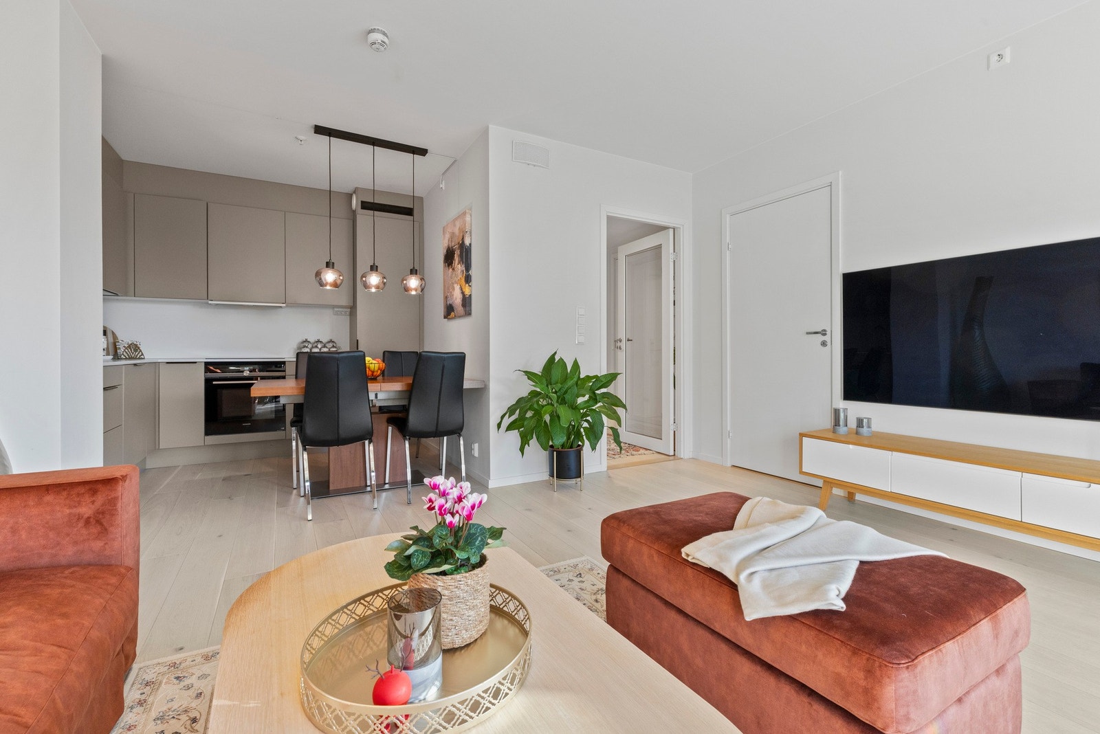 Den åpne stue- kjøkkenløsningen understøtter leilighetens smarte planløsning. Galleribilde