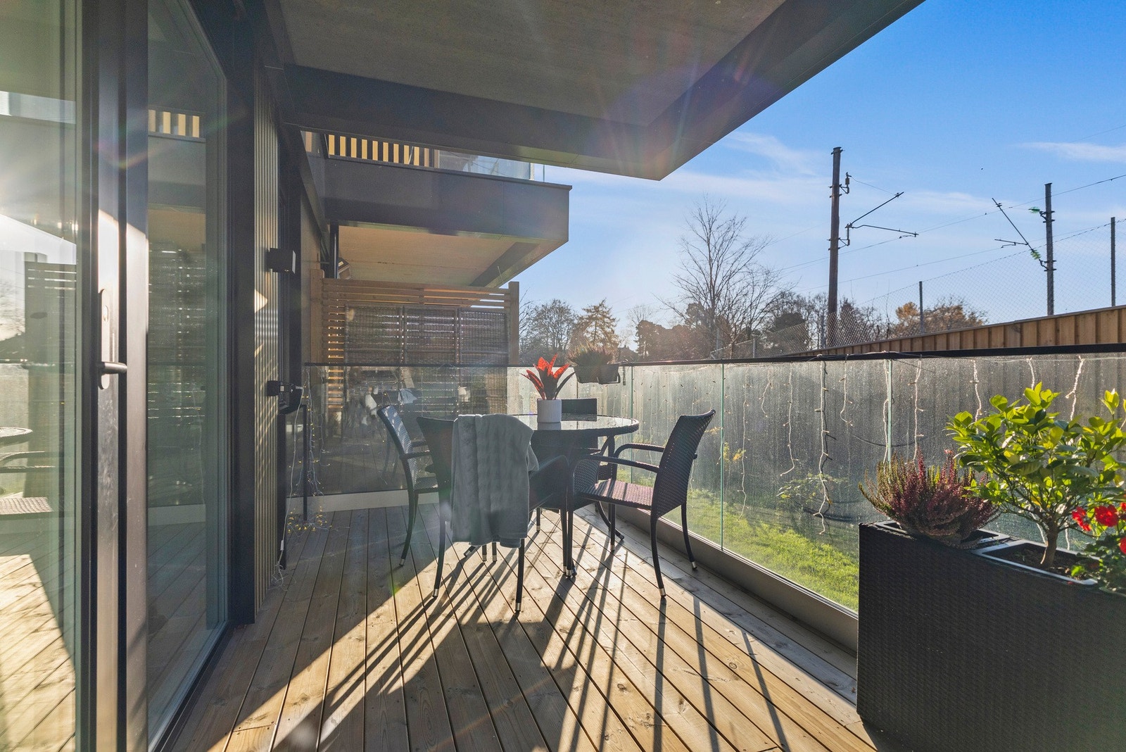 Balkongen vender mot vest og bry på meget gode solforhold. Galleribilde