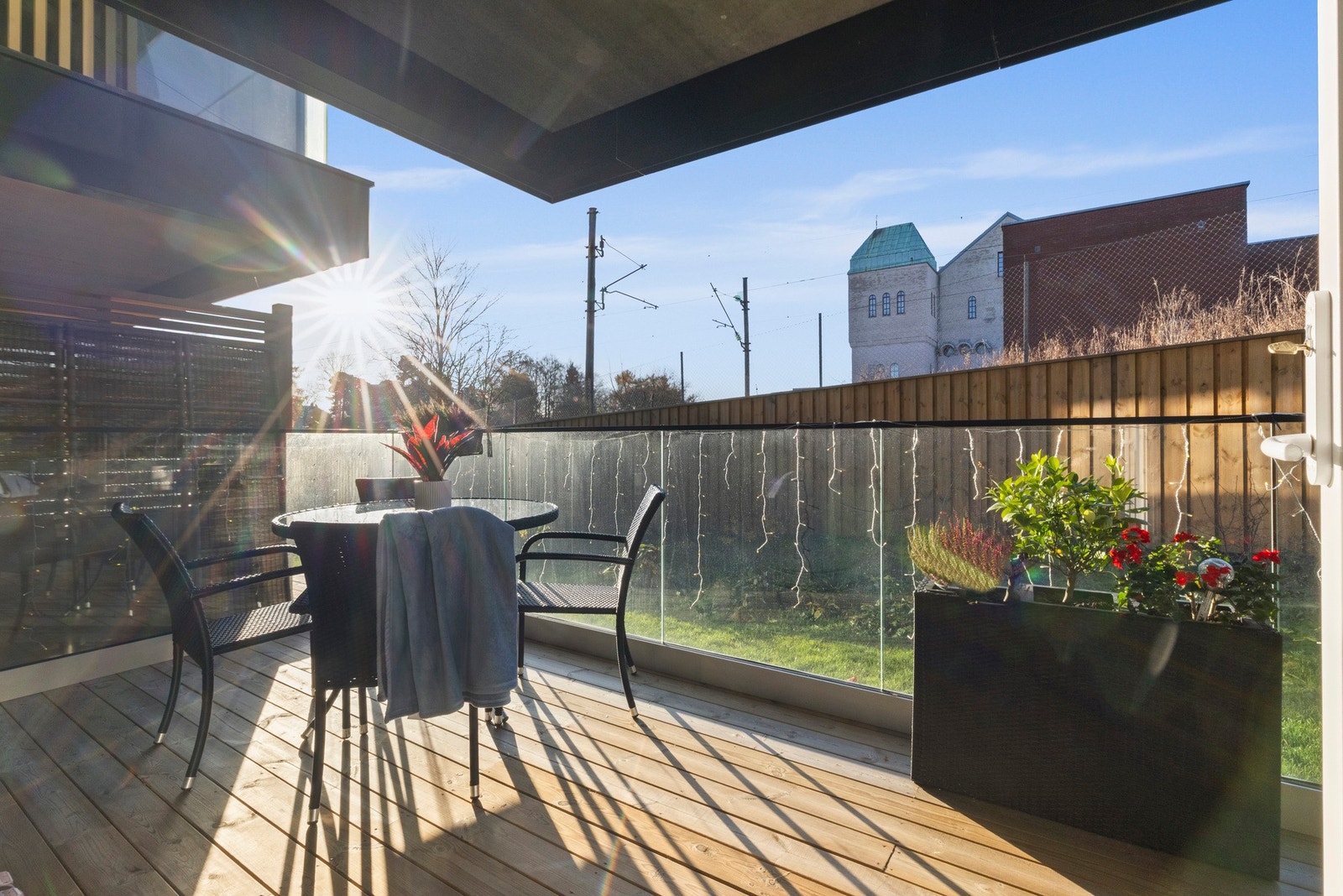 Her er det god plass til utemøblement og beplantning. Galleribilde