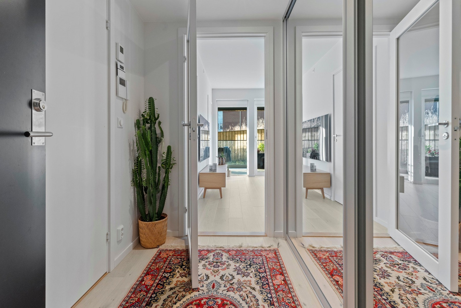 Entréen skaper en godt førsteinntrykk av boligen med gode oppbevaringsløsninger. Galleribilde