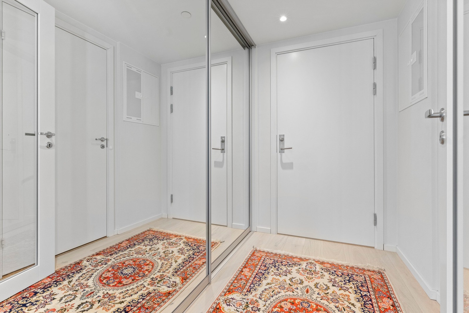 Det medfølger stor skyvedørsgardrobe. Galleribilde