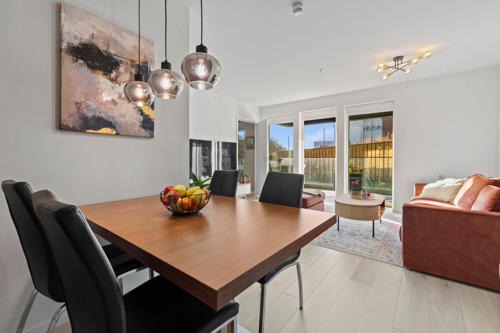 Det er god plass til spisebord i tilknytting til kjøkkenet. Galleribilde