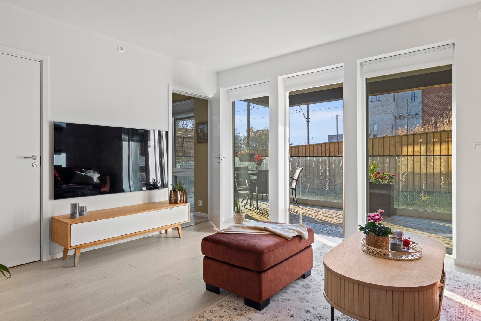 Store vindusflater som slipper inn rikelig med naturlig lys. Galleribilde