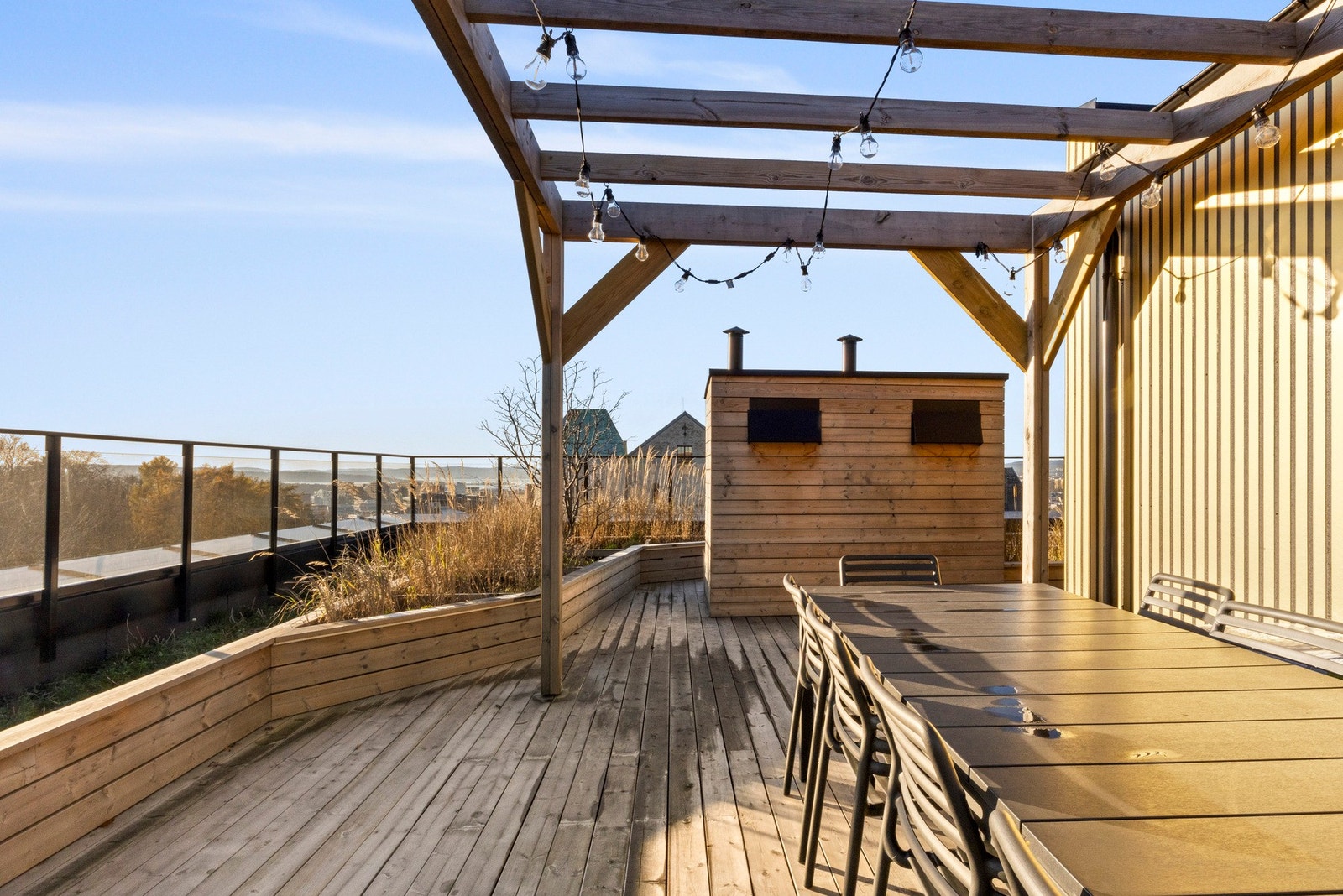 Takterrassen er utstyrt med sittegrupper. Galleribilde