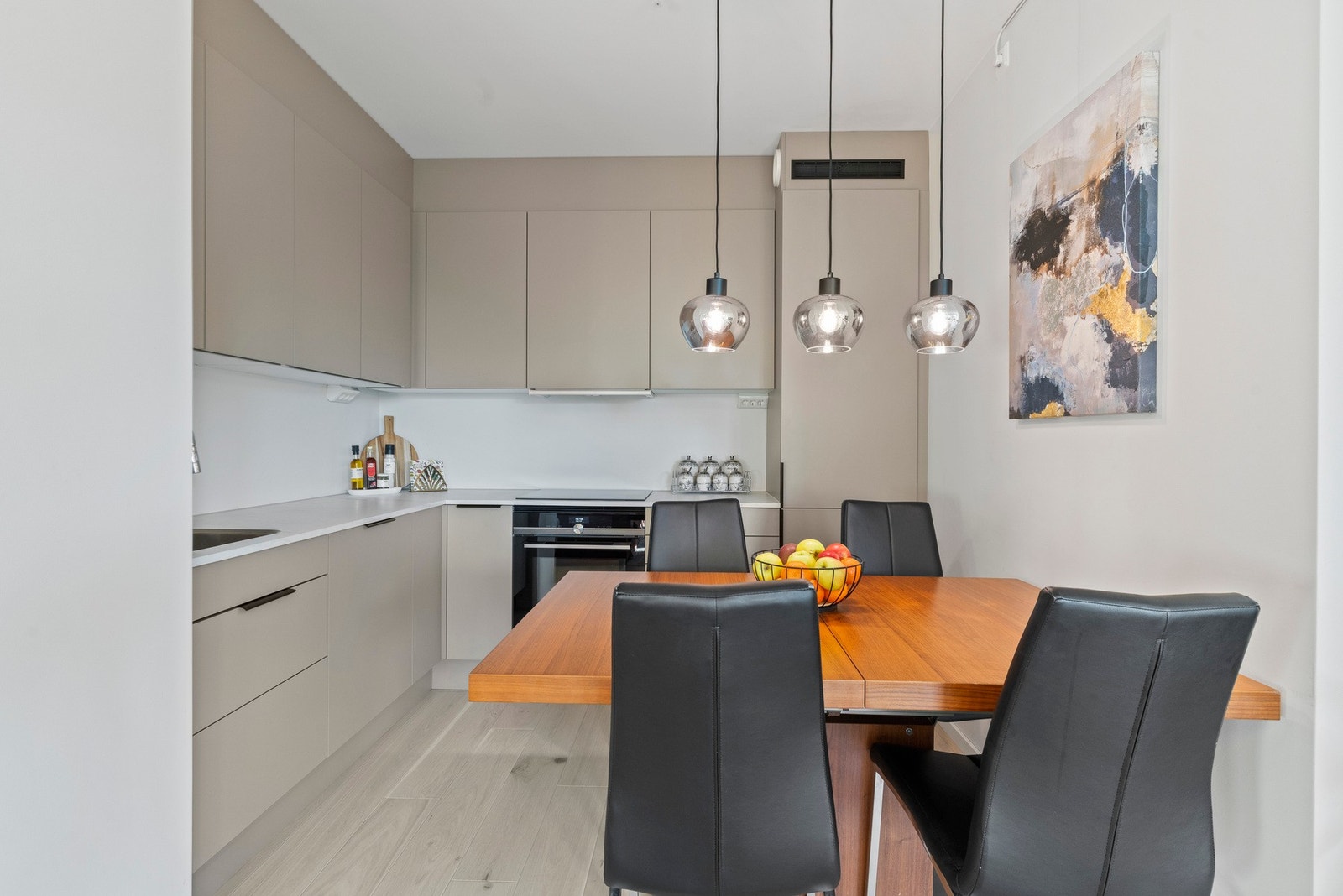 Rålekkert kjøkken med glatte fronter og benkeplate i laminat. Galleribilde