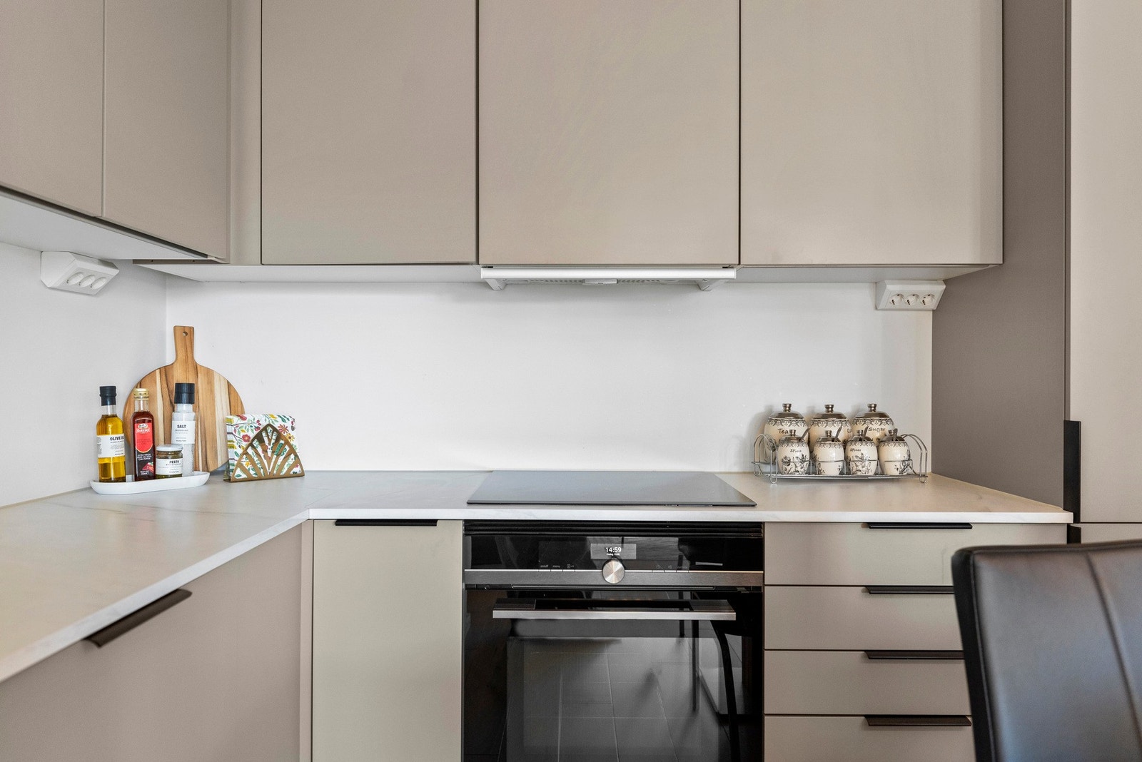 Det er integrerte hvitevarer med kjøl/frys, oppvaskmaskin, platetopp og stekeovn. Galleribilde