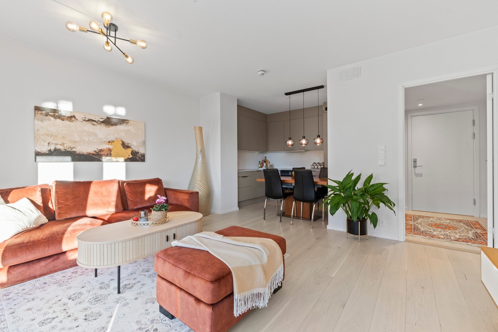 Stuen er romslig med mulighet for å møblere etter ønske og behov. Galleribilde