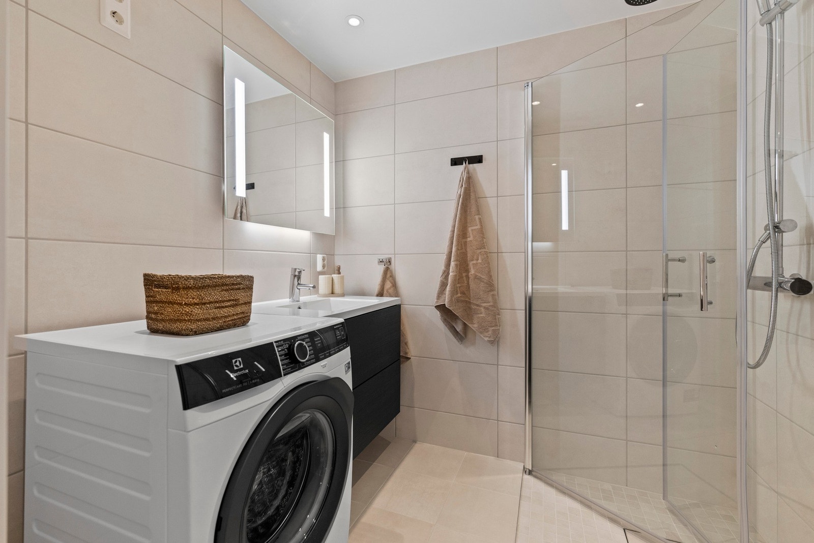 Det er opplegg for vaskemaskin og vannbåren varme i gulv. Galleribilde