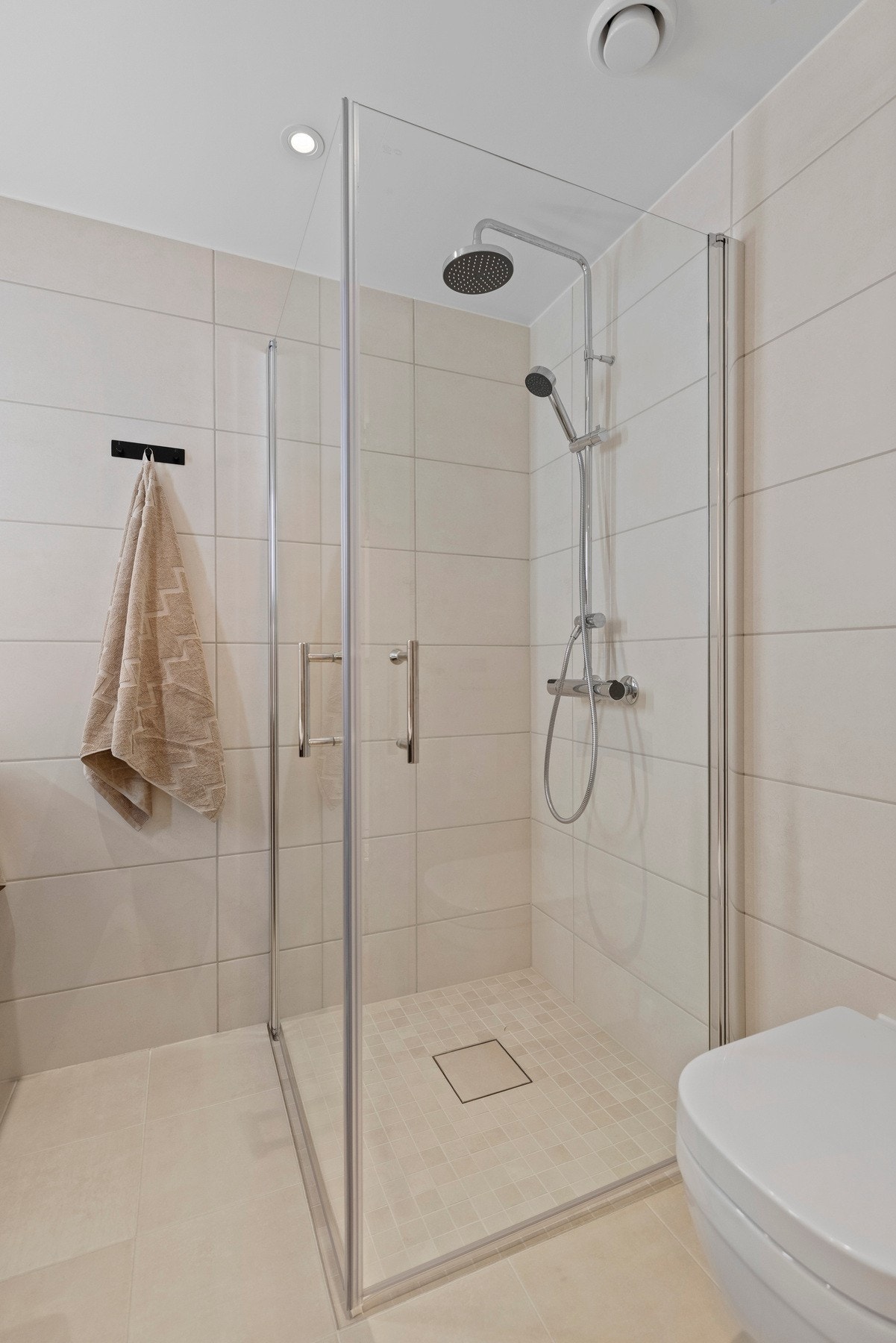 Innredning med innfellbare dusjdører i glass. Galleribilde