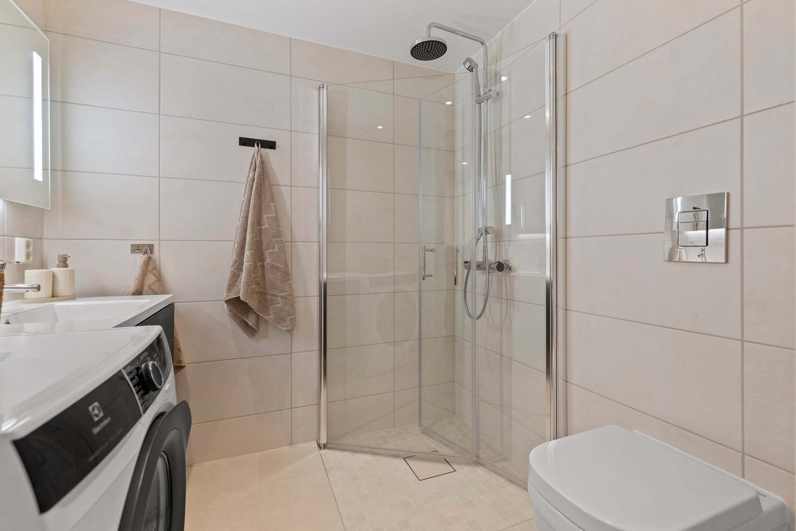 Flott, flislagt bad fra byggeår. Galleribilde