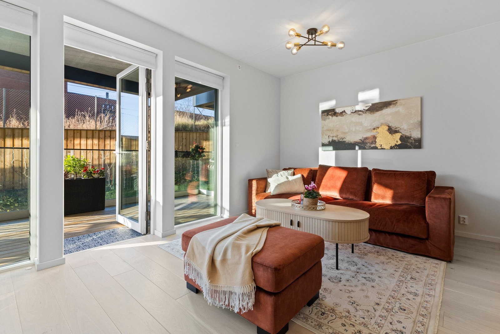 Det er god plass til sofagruppe og medievegg. Galleribilde